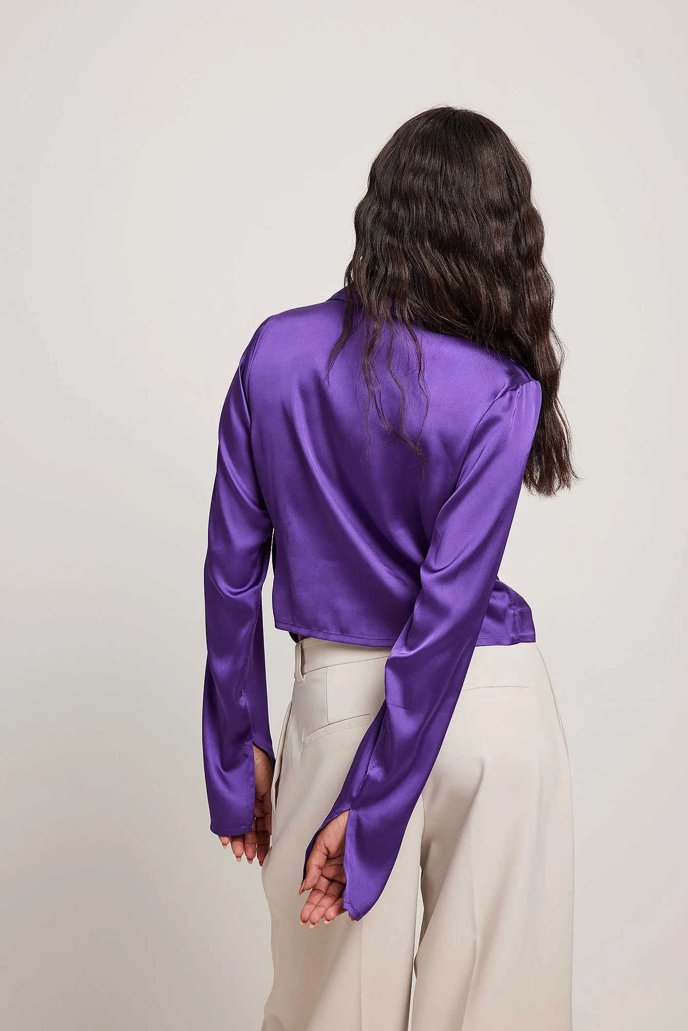 Langärmlige Satin-Bluse mit Schnürung vorne