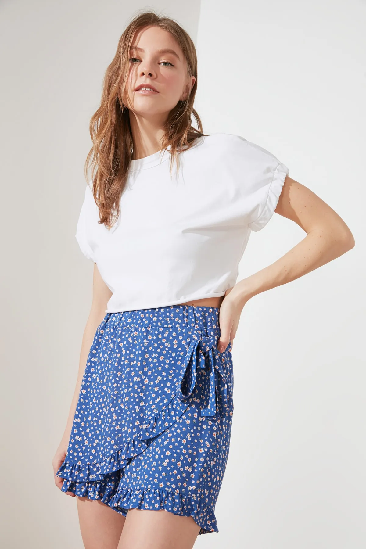 Trendyol Collection  Blauer zweireihiger Shortsrock aus gewebter Viskose mit Rüschen und Blumenmuster TWOSS21SR0090