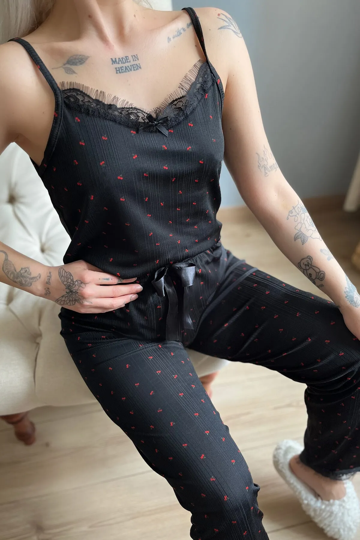 Pijamaevi  Damen-Pyjama-Set aus Strick, schwarz, rot, mit Kirschmuster, Spitze und Riemen