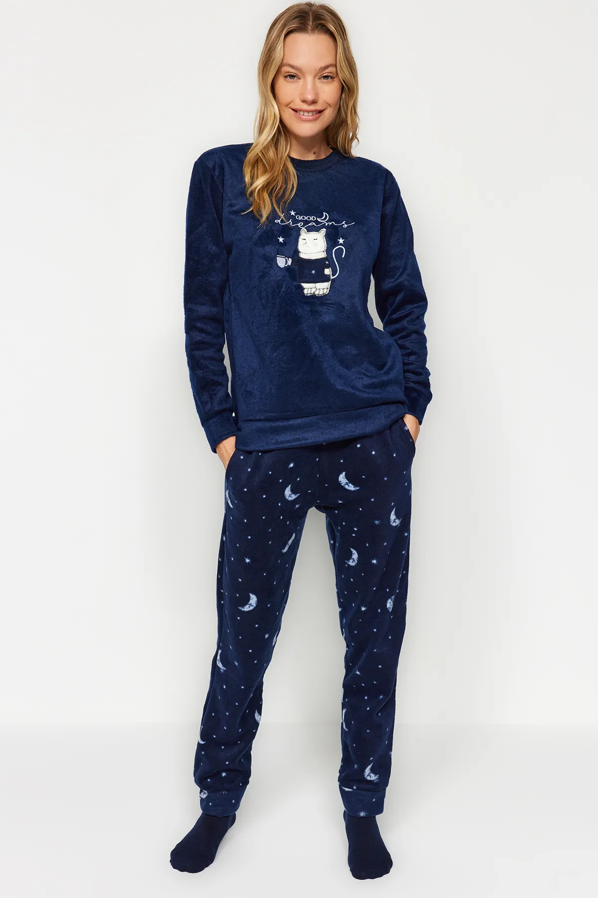 Trendyol Collection  Marineblaues Pyjama-Set aus T-Shirt und Hose aus Samt mit Katzen-Print THMAW24PT00169