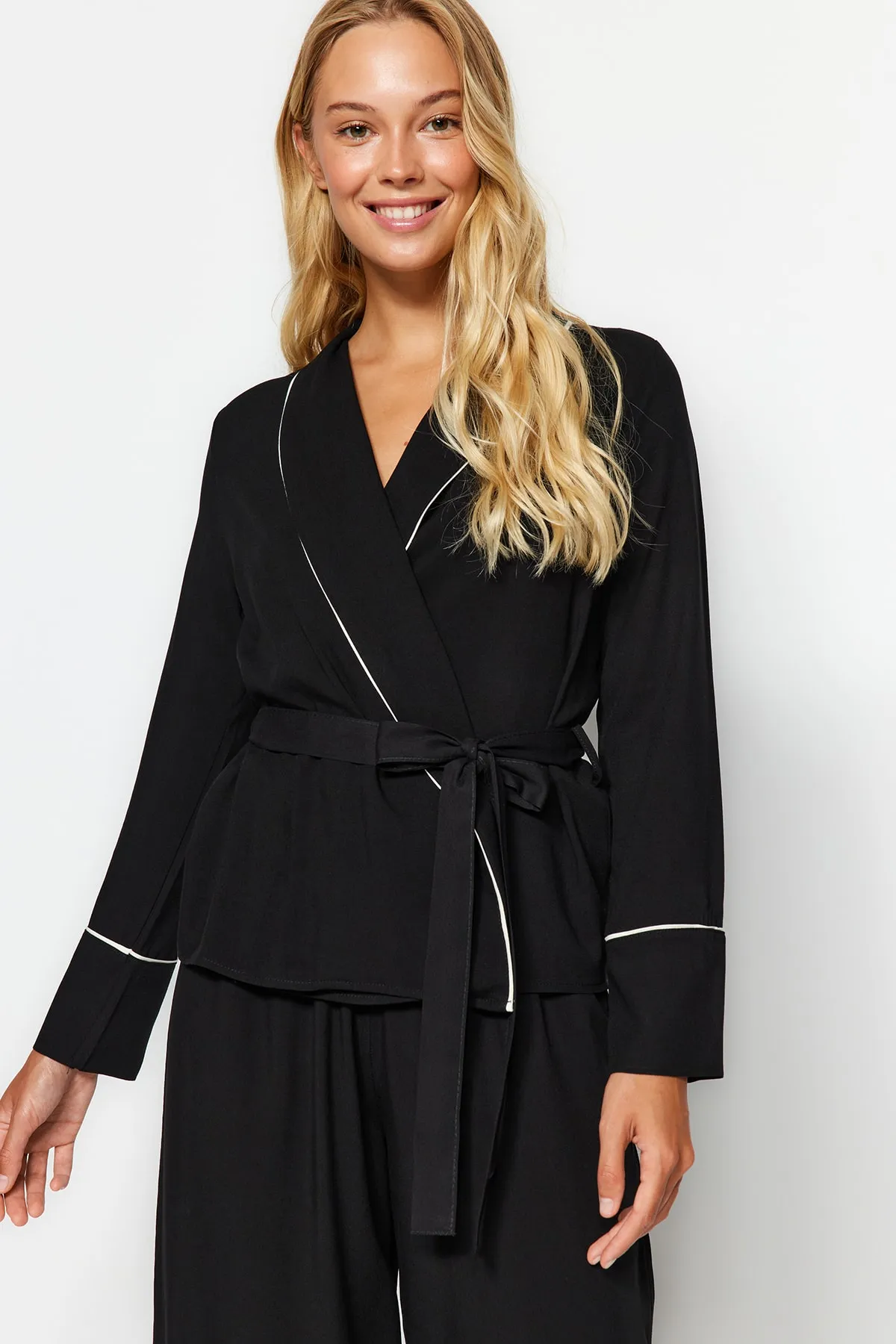Trendyol Collection  Schwarzes, zweireihiges Pyjama-Set aus Viskose mit Hemd und Hose und Paspelierung THMAW22PT1109