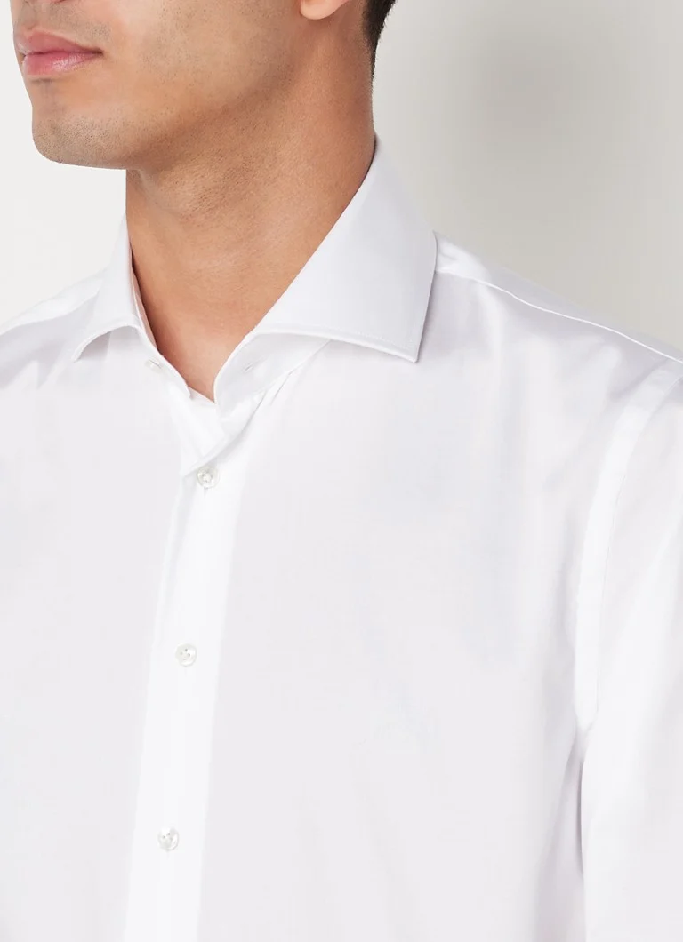 Camisa Profuomo branca, de corte slim, sem necessidade de passar a ferro e com mangas extralongas.