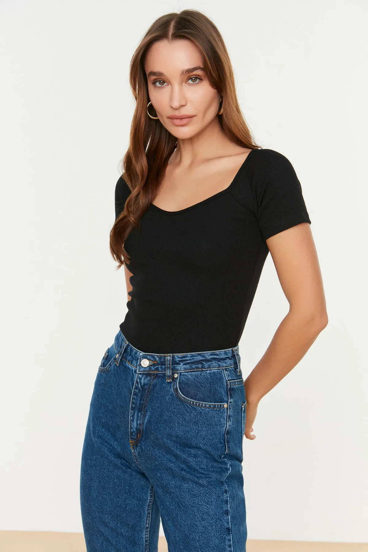Trendyol Collection  Schwarze, taillierte Strickbluse aus Baumwollstretch TWOSS21BZ0579