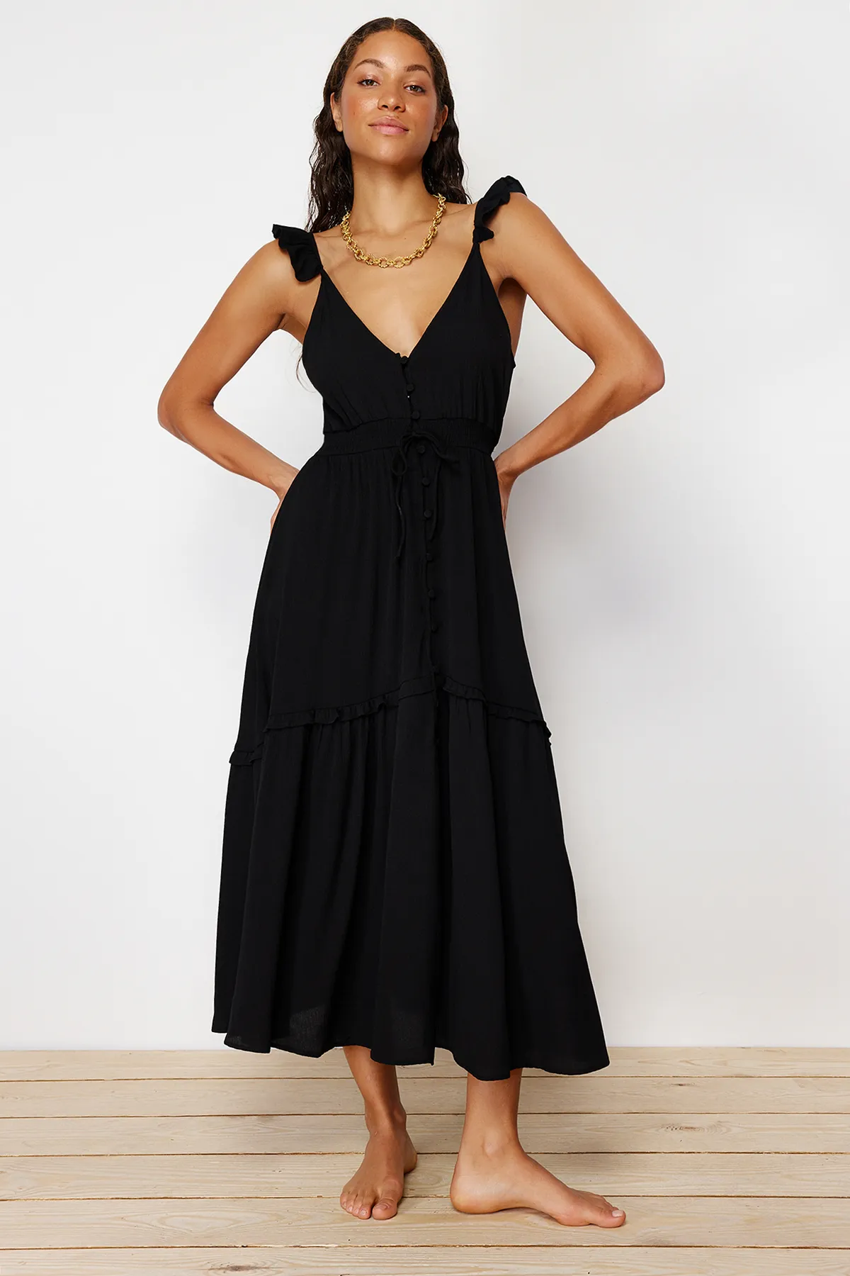 Trendyol Collection  Schwarzes Maxi-Strandkleid mit gewebten Rüschen TBESS24EL00092