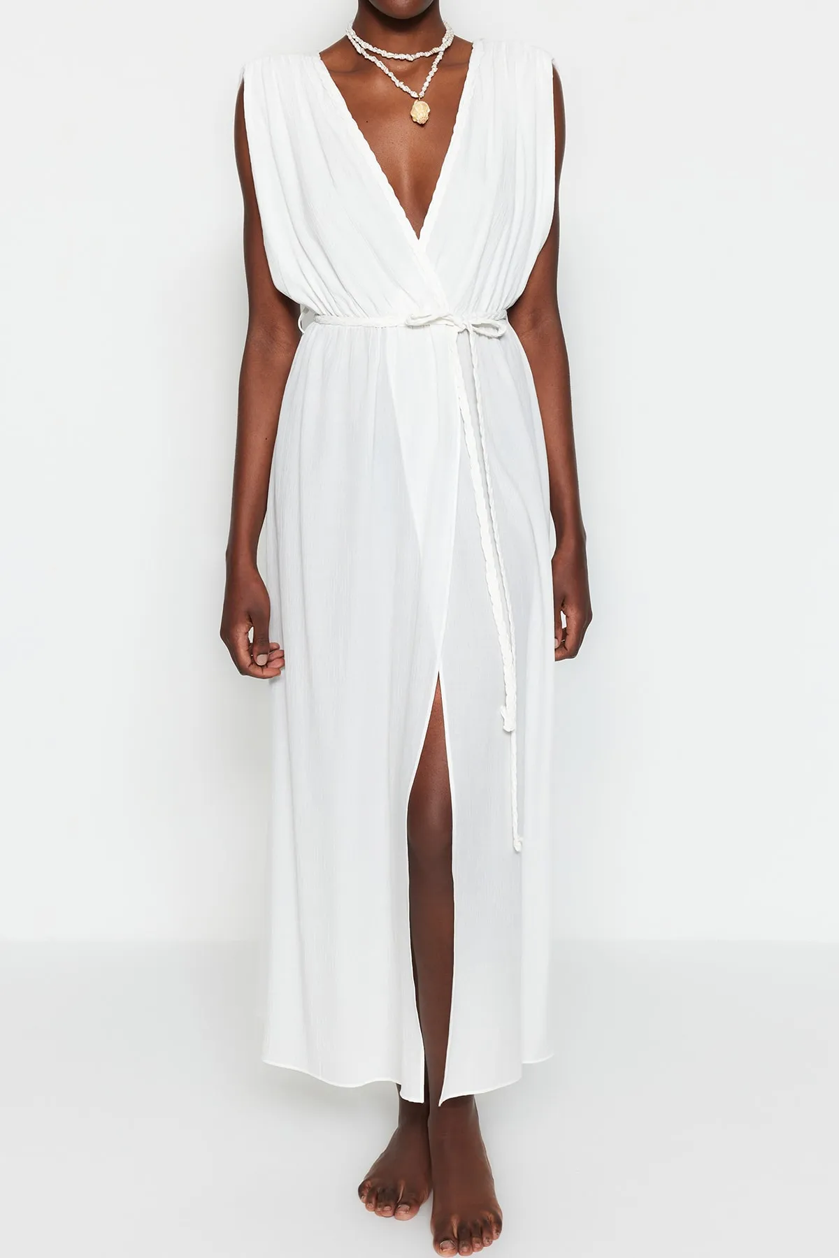 Trendyol Collection  Weißes Maxi-Strandkleid mit gewebtem Schlitz TBESS23EL00069