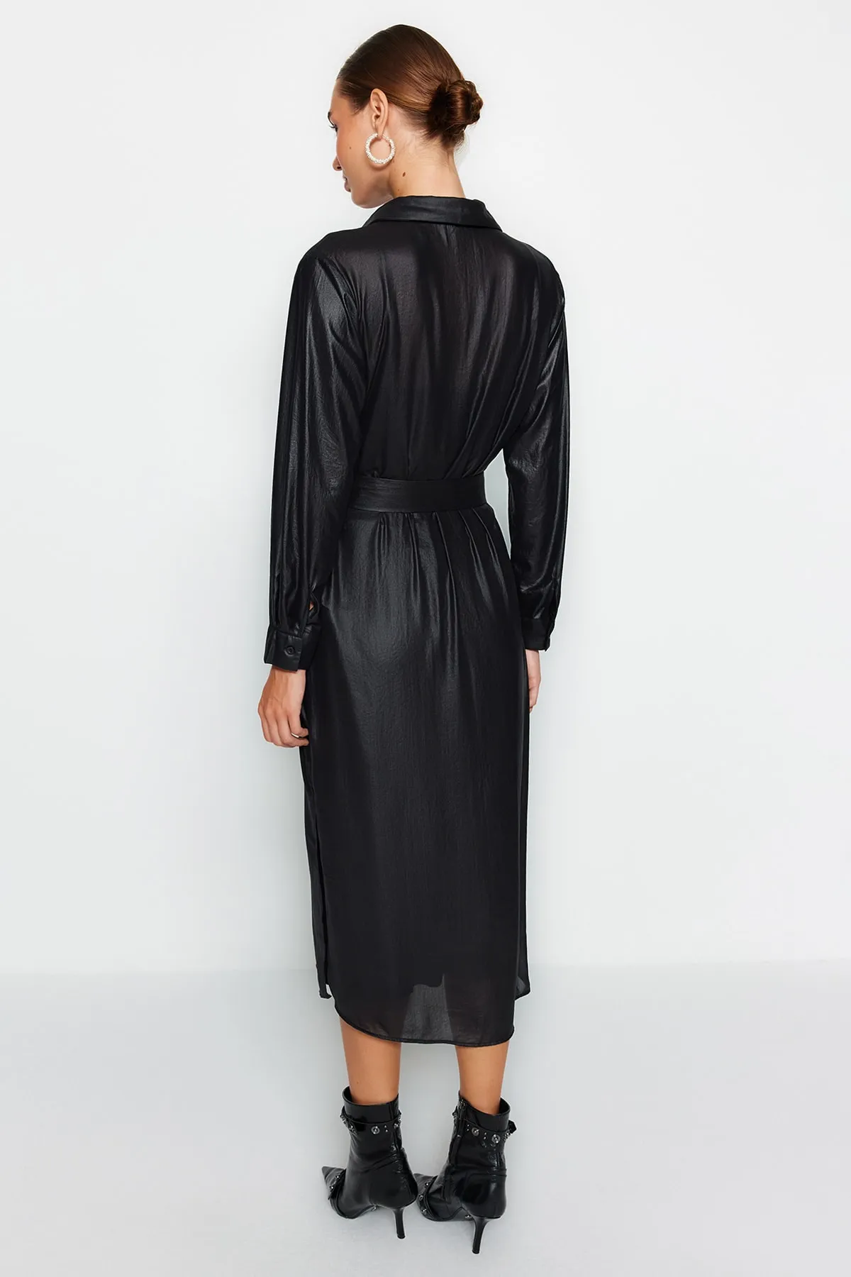 Trendyol Collection  Schwarzes, gewebtes Maxi-Hemdkleid mit Gürtel TWOAW24EL00325