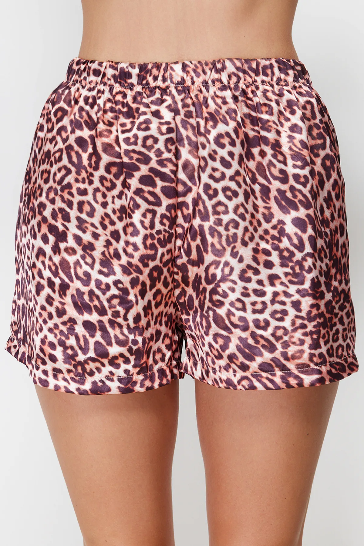 Trendyol Collection  Mehrfarbiges, gewebtes Pyjama-Set aus Hemd und Shorts aus Satin mit Leopardenmuster THMSS20PT0158