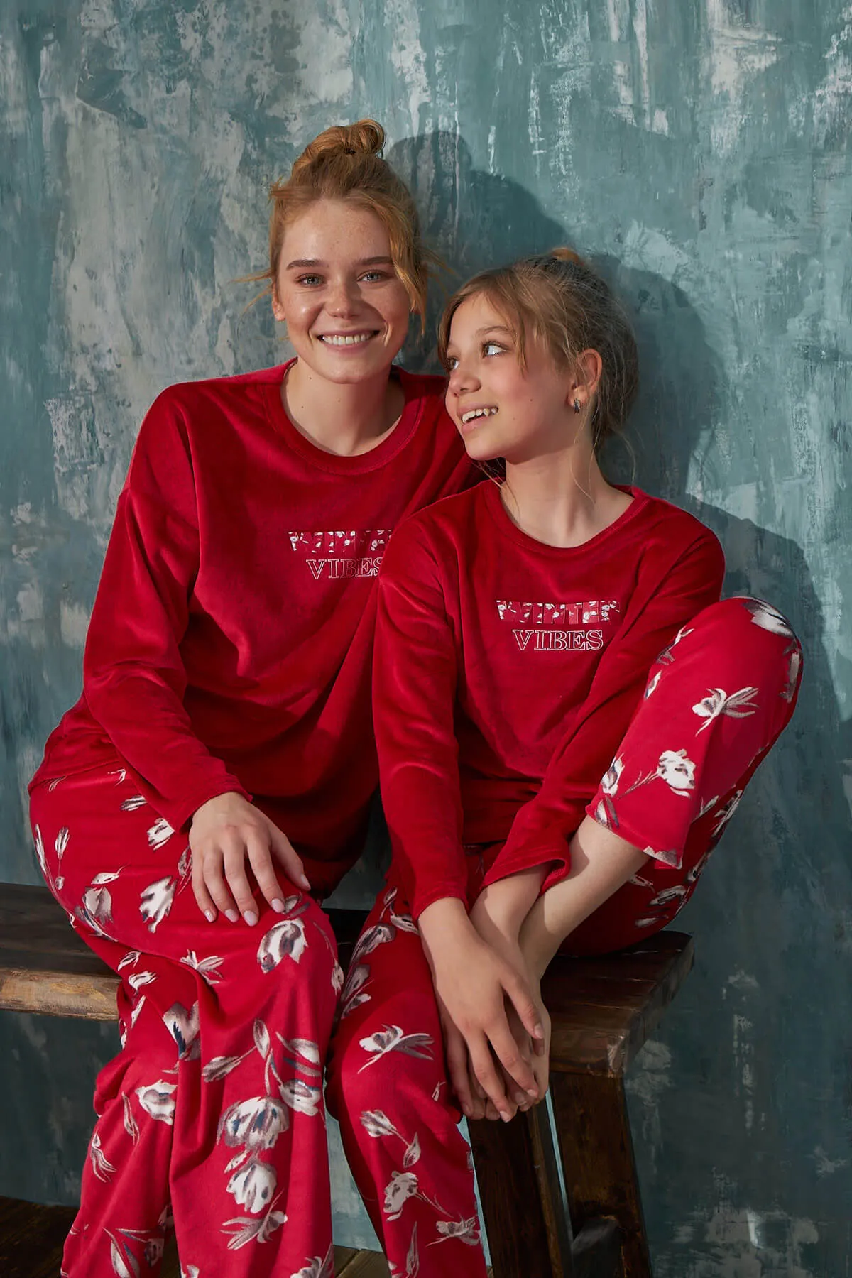 Pijamaevi  Red Vibes Samt-Mutter-Tochter-Familienpyjama – Mutter-Set