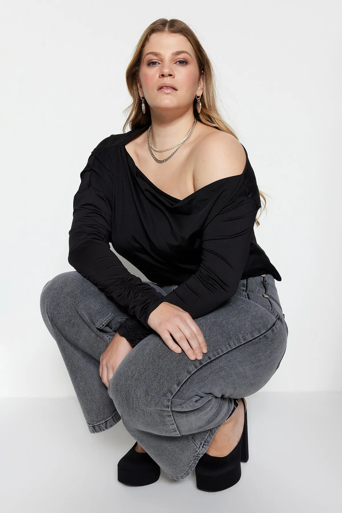 Trendyol Curve  Schwarze Scuba-Schulterdetaillierte, flexible Strickbluse TBBAW23AF00010