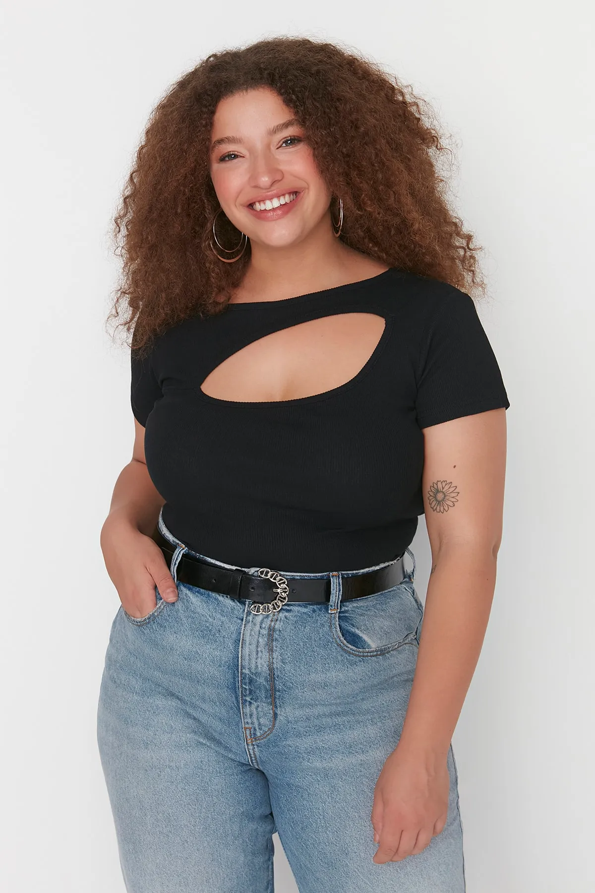 Trendyol Curve  Schwarze Fitiili-Strickbluse mit Ausschnitten und detailliertem Schnitt TBBSS22AF00020