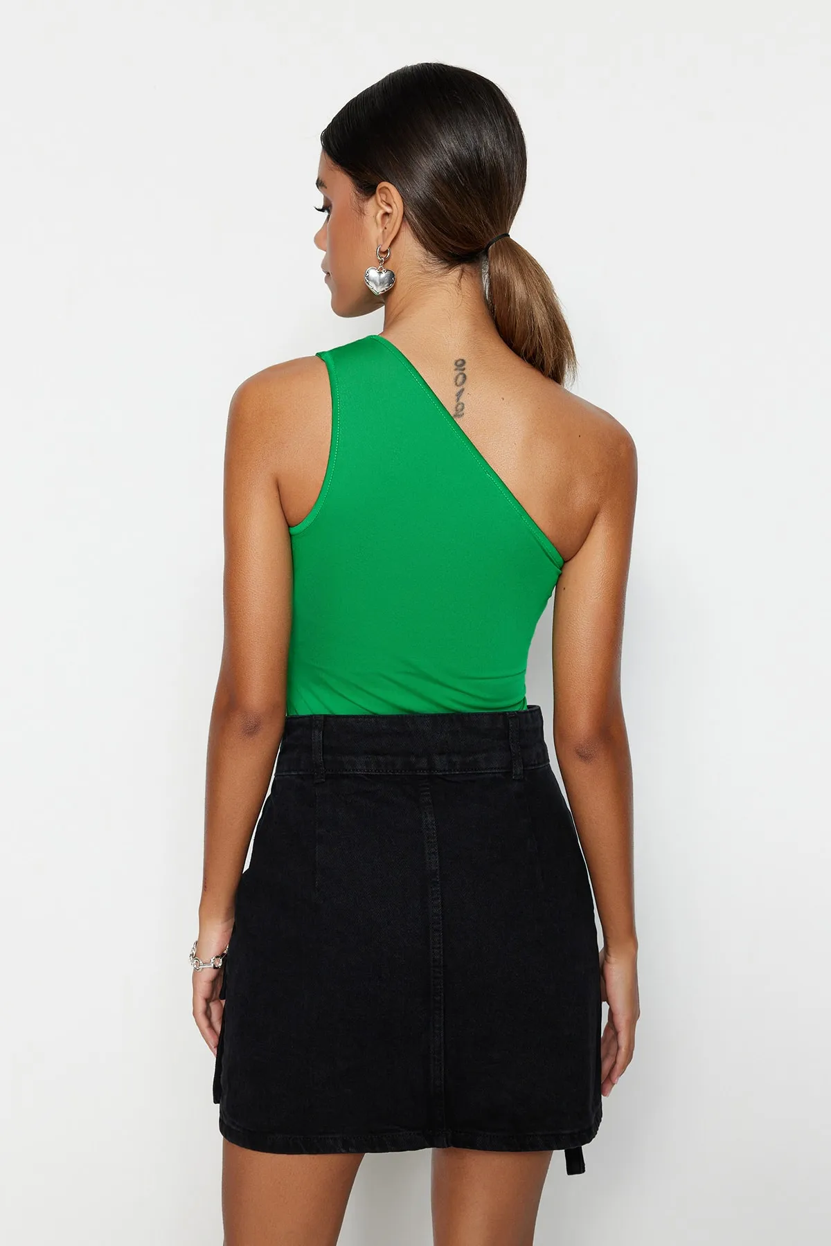 Trendyol Collection  Grüner asymmetrischer Kragen, Cut-Out, Stretch-Strickbody mit Druckknöpfen TWOSS23BD00014