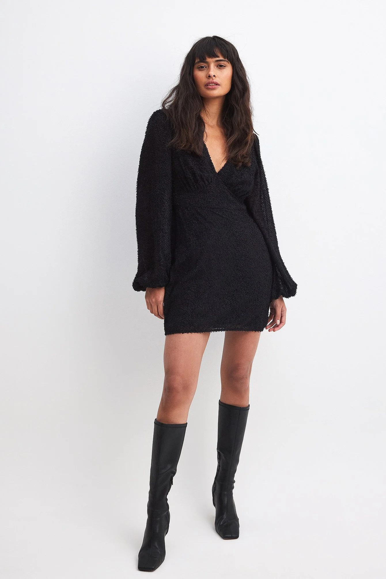Strukturiertes Minikleid mit Rüschen