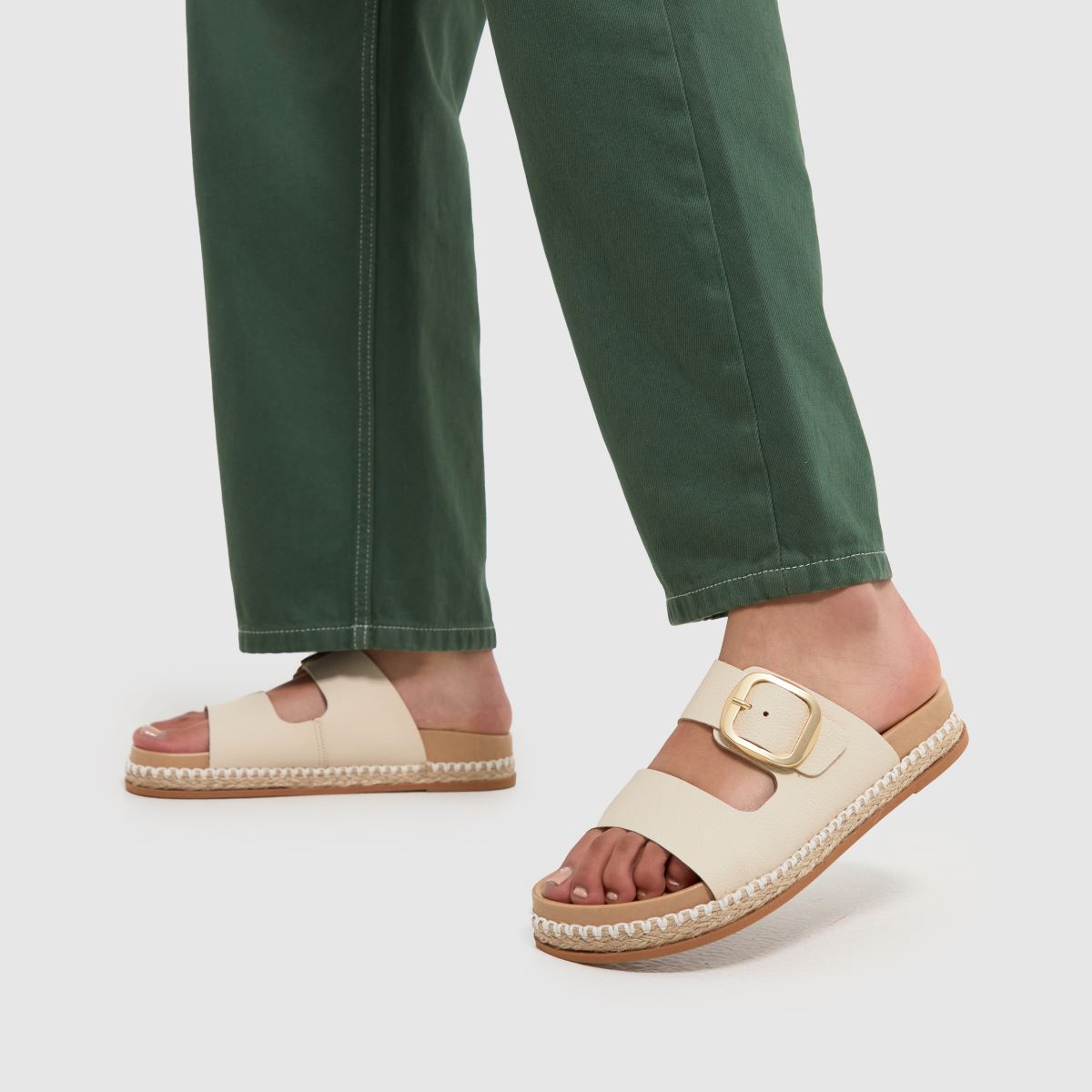 Schuh Tish bőr csatos szandál törtfehér színben