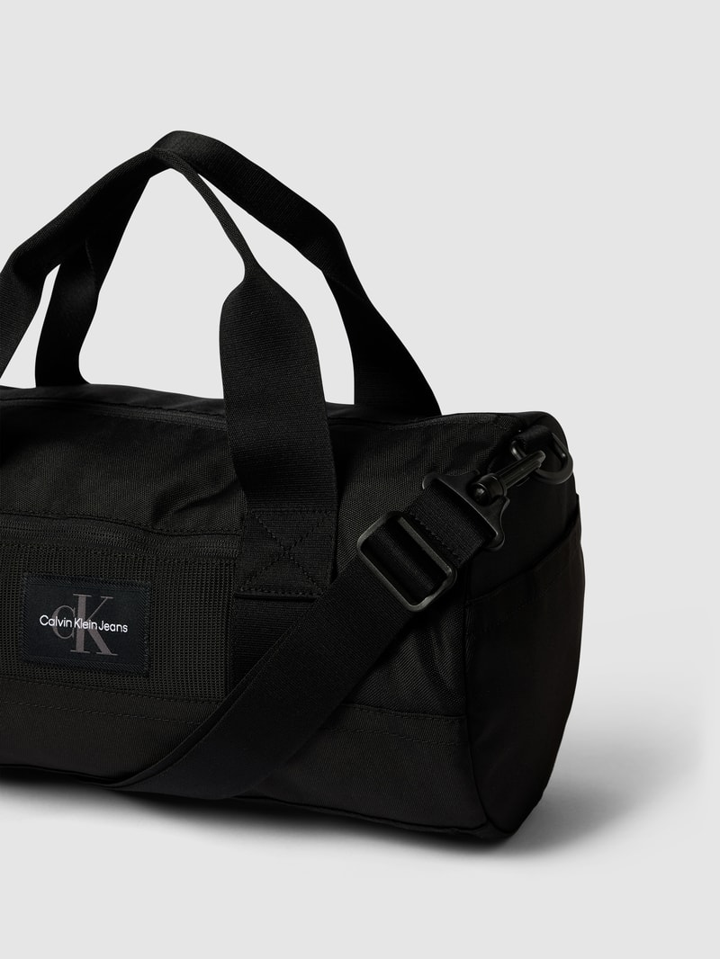 Sporttasche mit Label-Patch in schwarz
