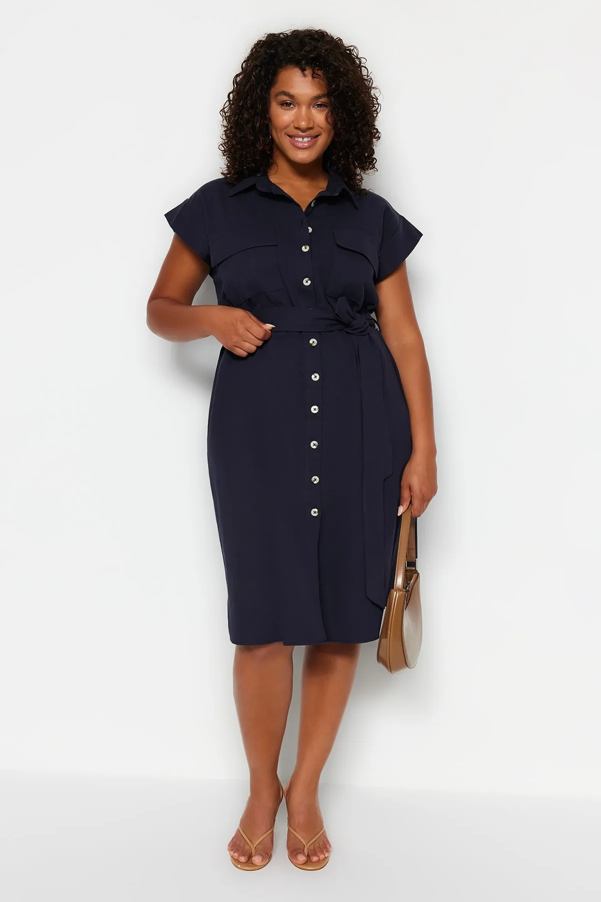 Trendyol Curve  Marineblaues gewebtes Hemdblusenkleid mit Gürtel TBBSS23AH00252