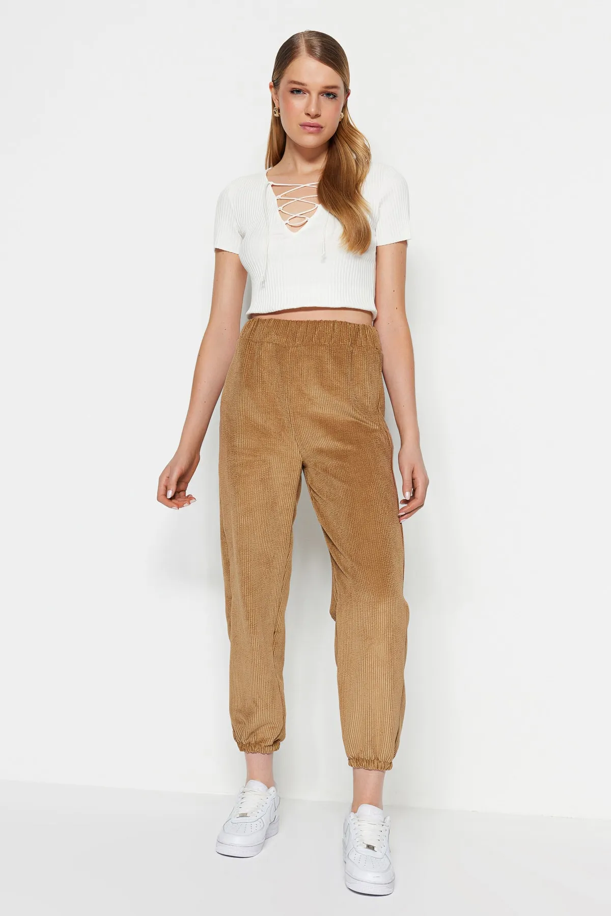 Trendyol Collection  Kamelfarbene Webhose mit hoher Taille TWOAW23PL00297