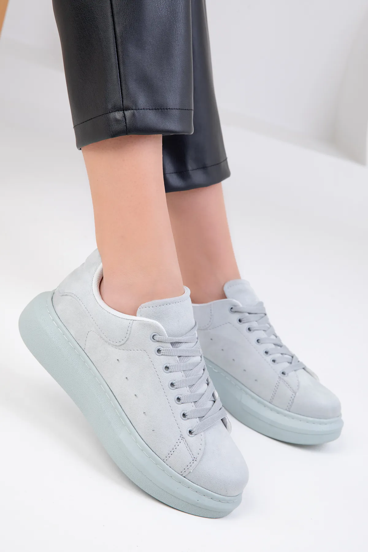SOHO  Damen-Sneaker aus Eiswildleder 15732