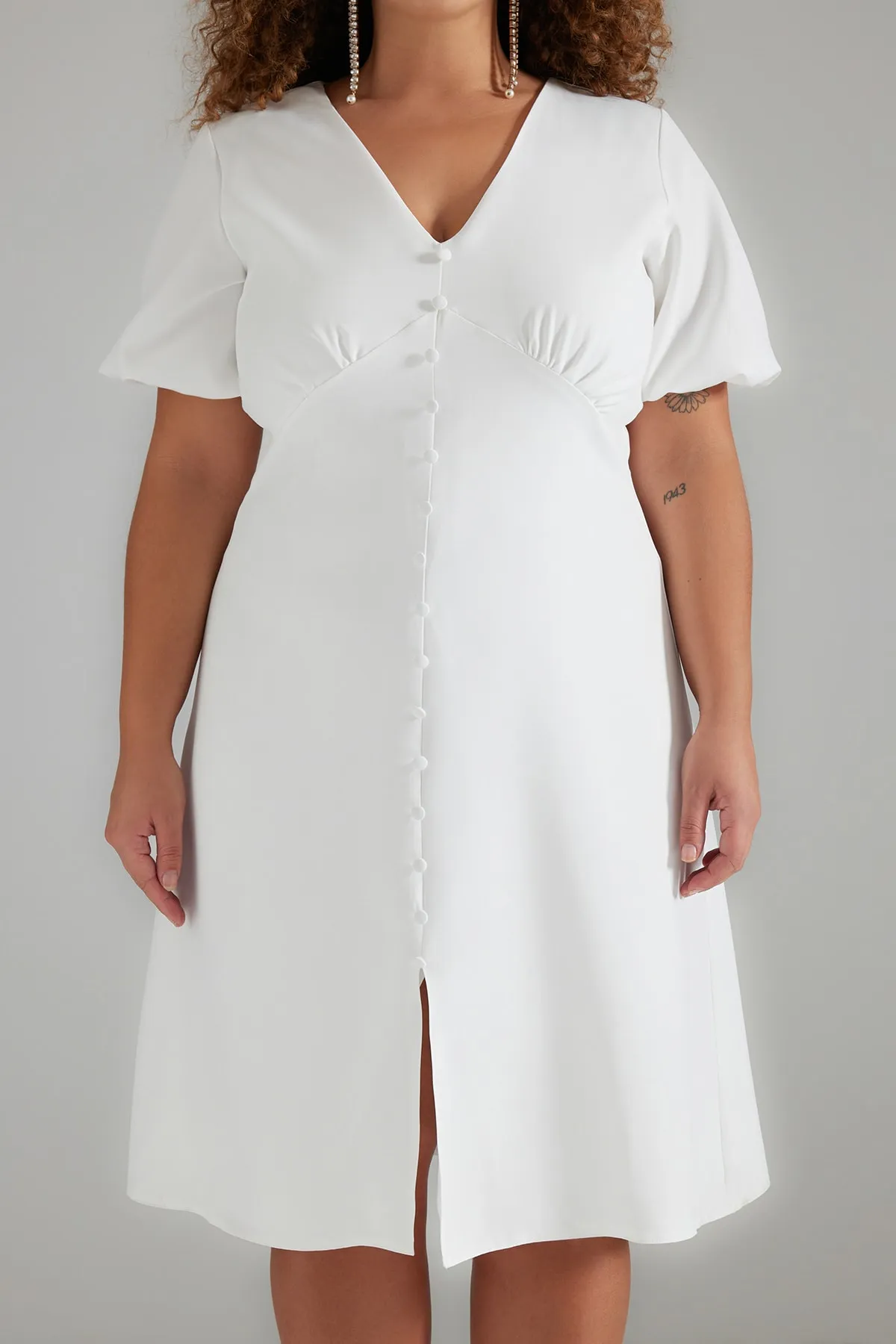 Trendyol Curve  Weißes gewebtes Braut-Midikleid mit Knopfdetail TBBSS23AH00220