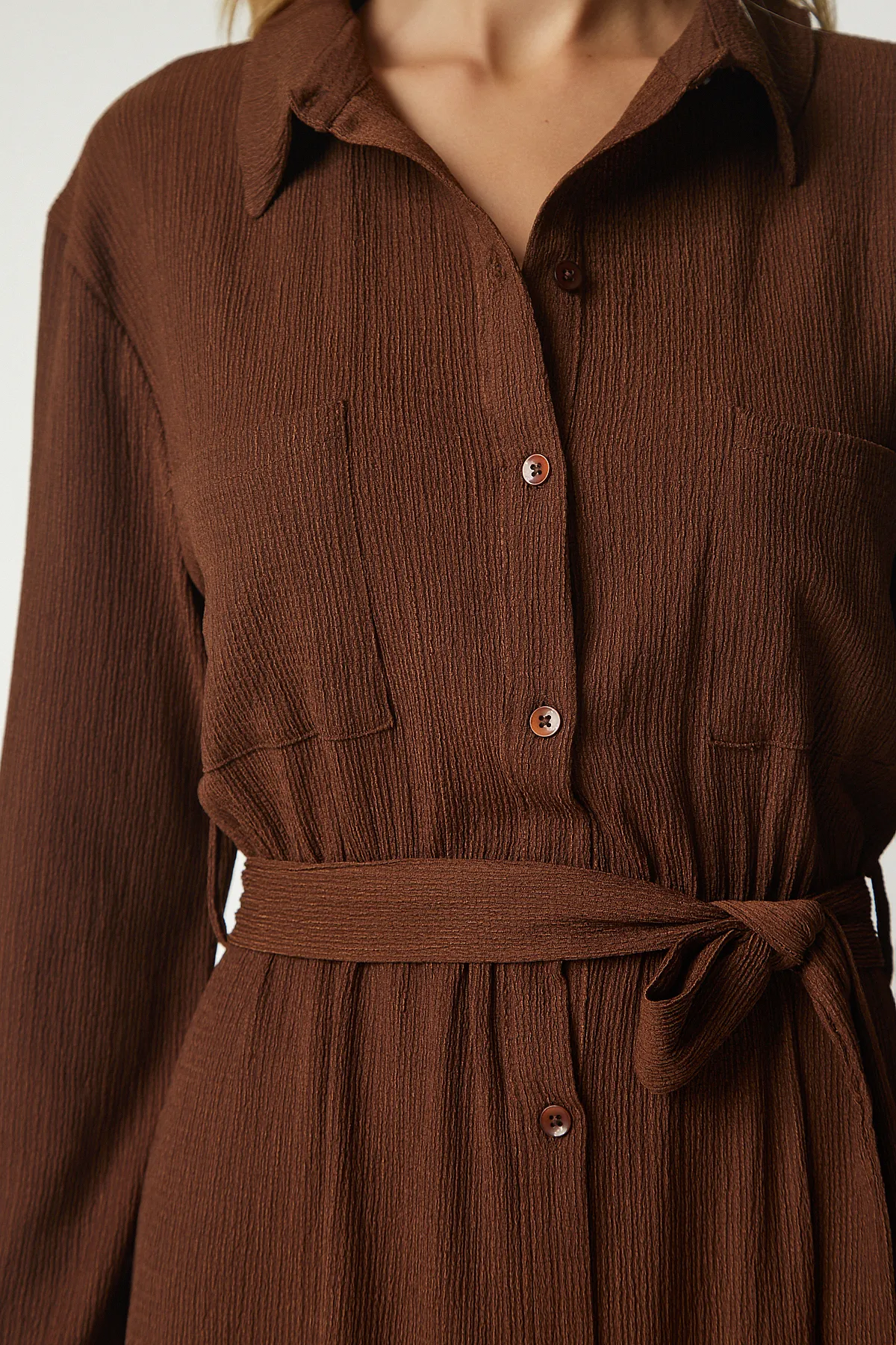 Happiness İstanbul  Braunes langes Hemdkleid mit Gürtel für Damen UB00187