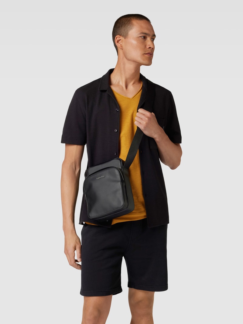 Umhängetasche mit Label-Detail Modell 'REPORTER' in schwarz