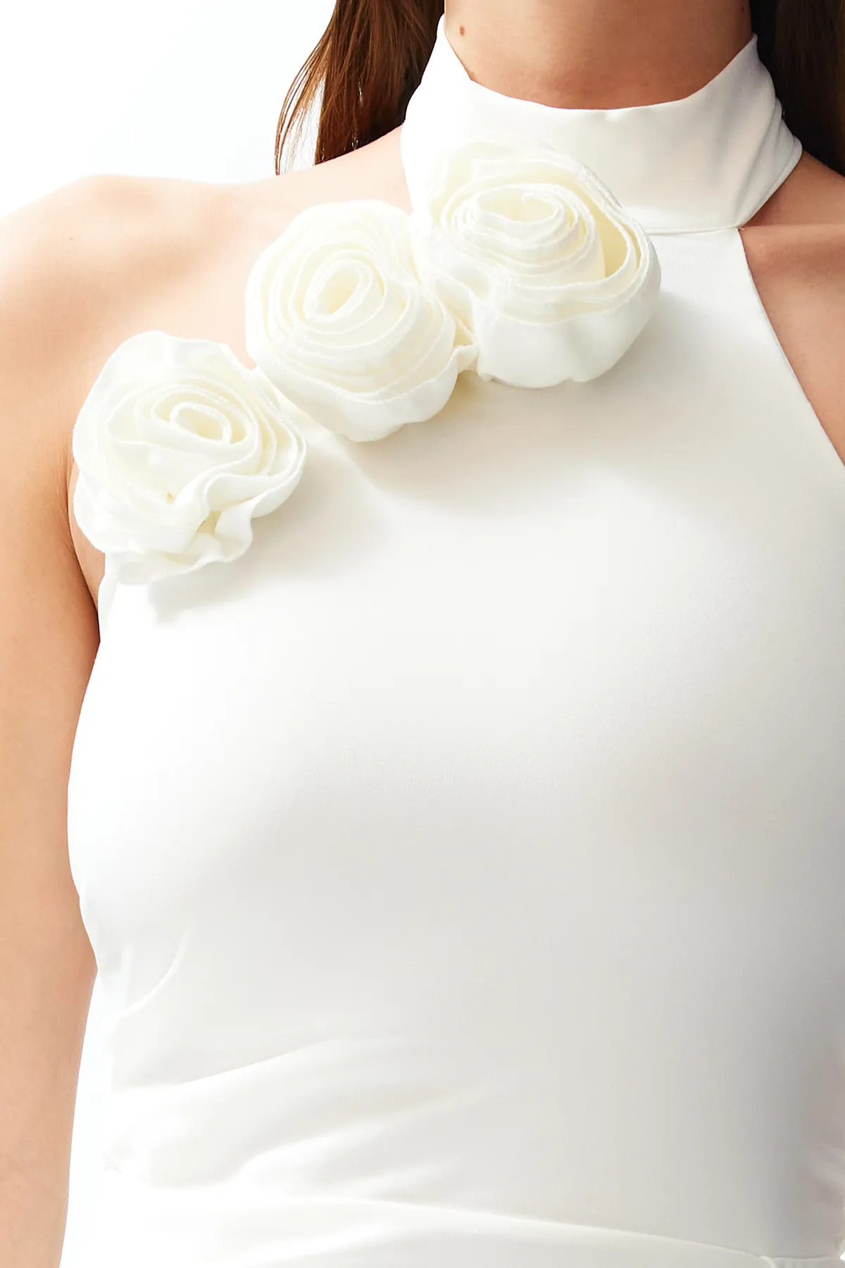 Trendyol Collection  Elegantes Braut-Abendkleid mit weißen Rosen und Details TPRSS24AE00011