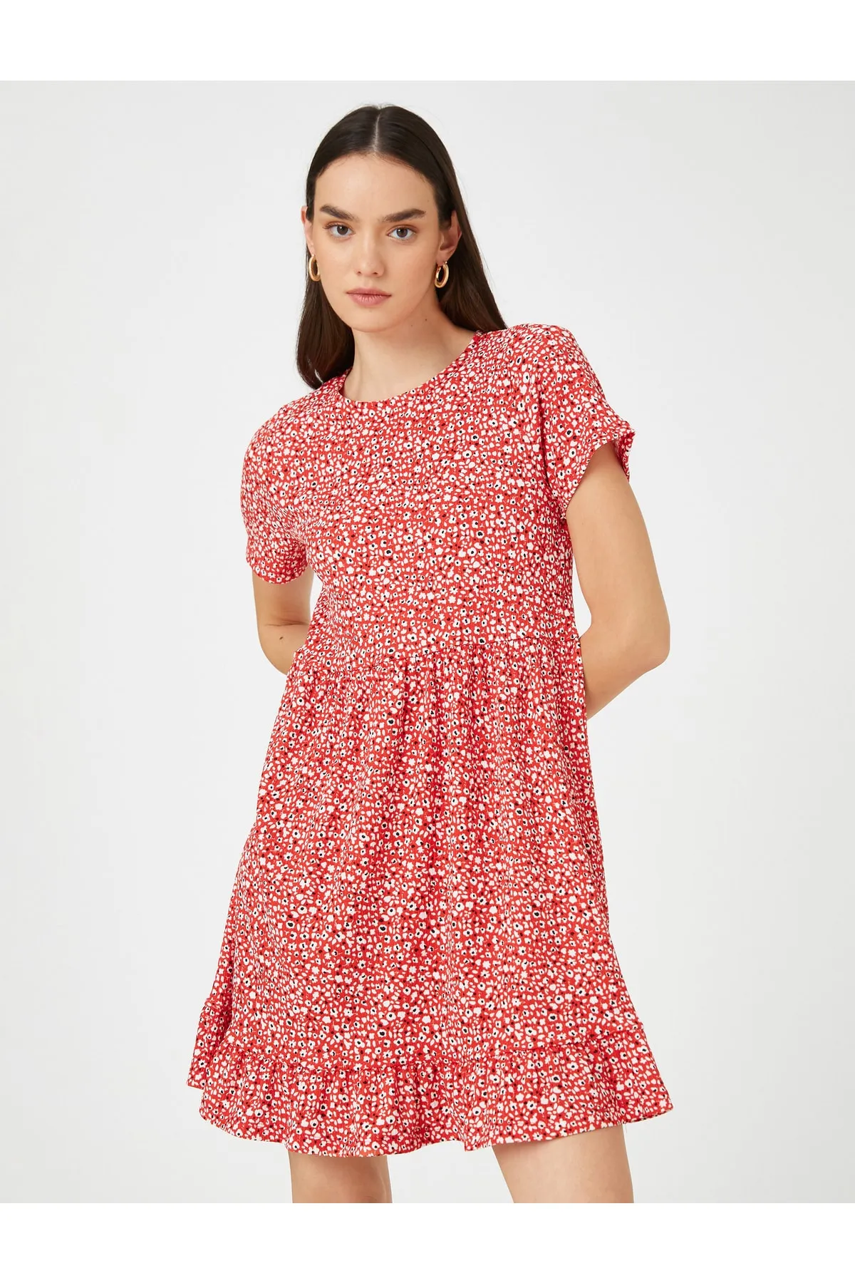 Koton  Geblümtes Minikleid mit kurzen Ärmeln, Rundhalsausschnitt und Rüschen