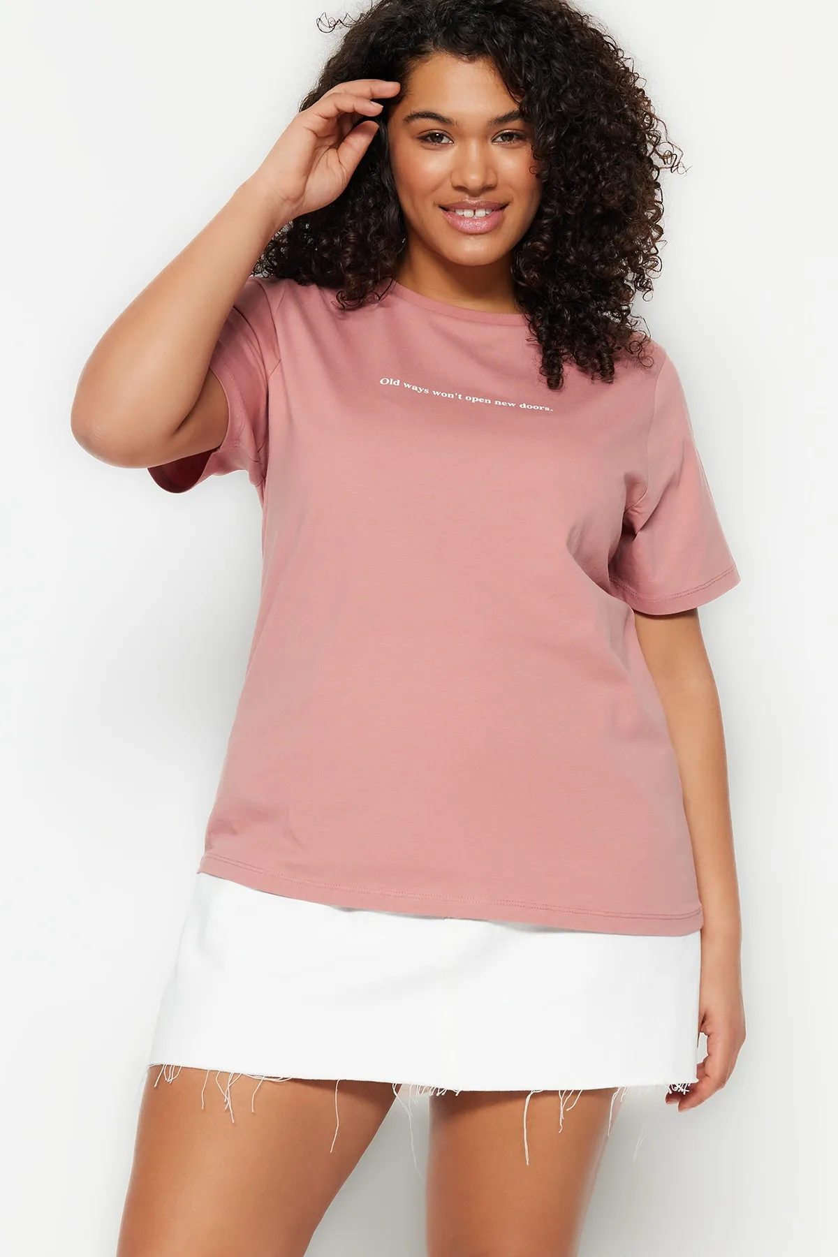 Trendyol Curve  Dried Rose bedrucktes Strick-T-Shirt mit Rundhalsausschnitt TBBSS23BF00034