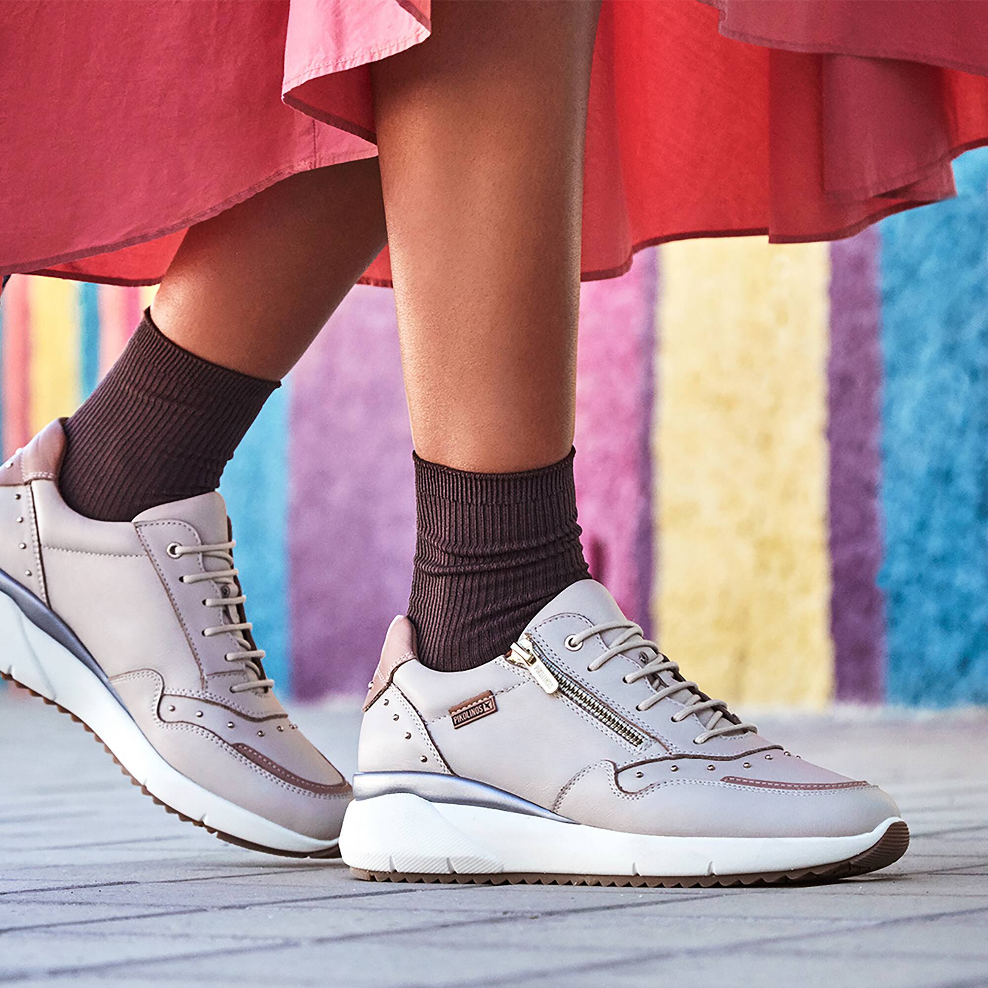 Sneakersy na koturnie z ćwiekami - KOŚĆ SŁONIOWA