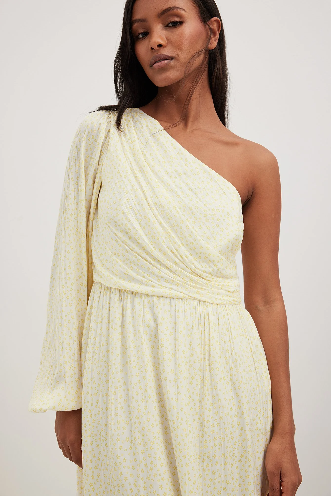Maxikleid mit einem Ballonärmel