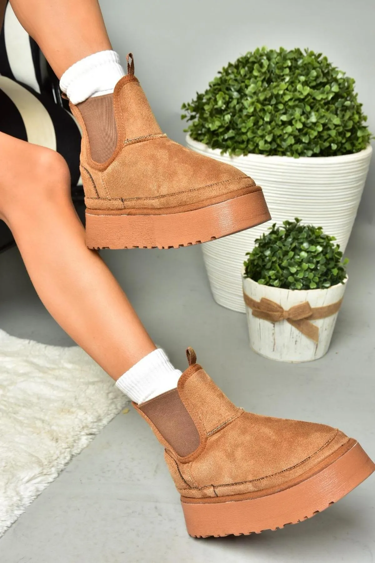 Fox Shoes  R612055302 Halbhohe Damenstiefel aus hellbraunem Wildleder mit dicker Sohle und haariger Innenseite