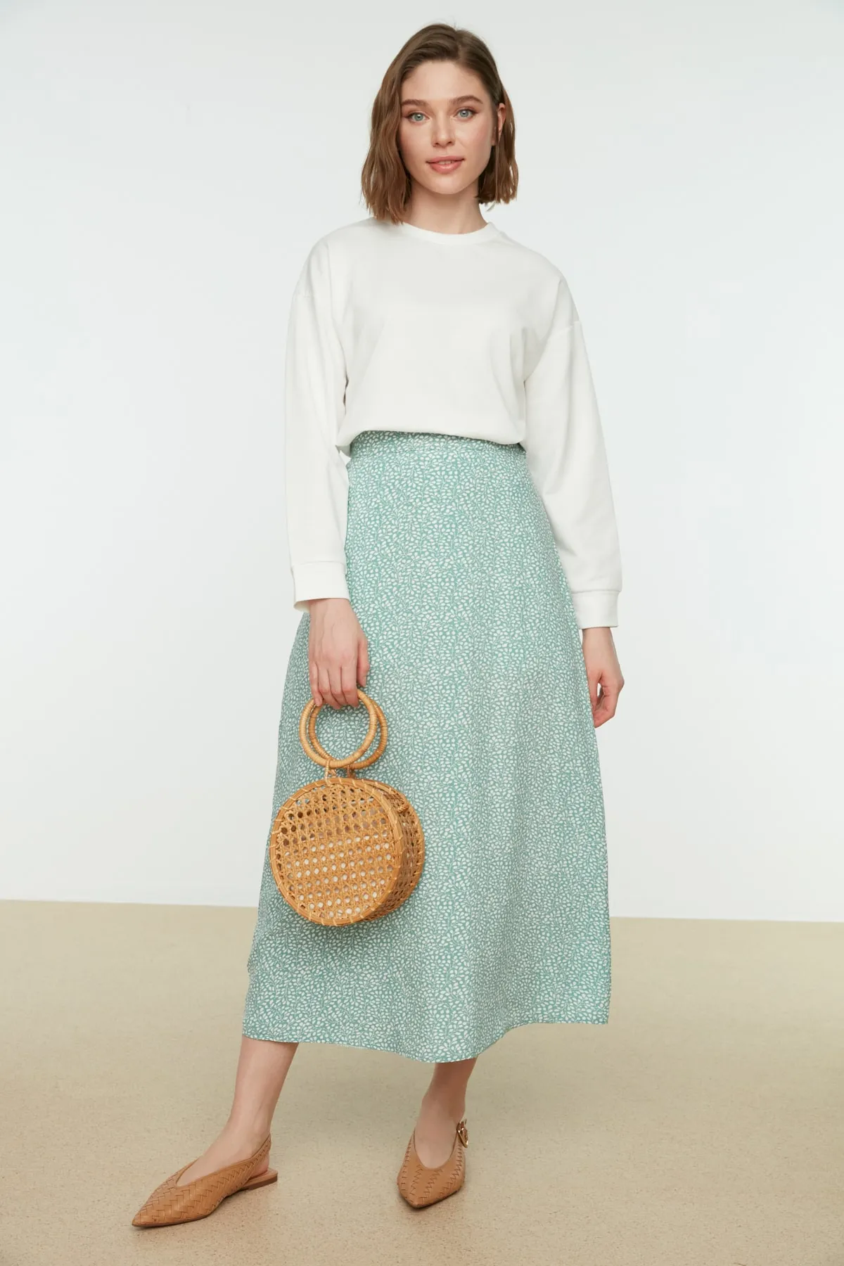Trendyol Modest  Mintgrüner ausgestellter Rock aus Viskosegewebe mit Blumendruck TCTSS21ET0497