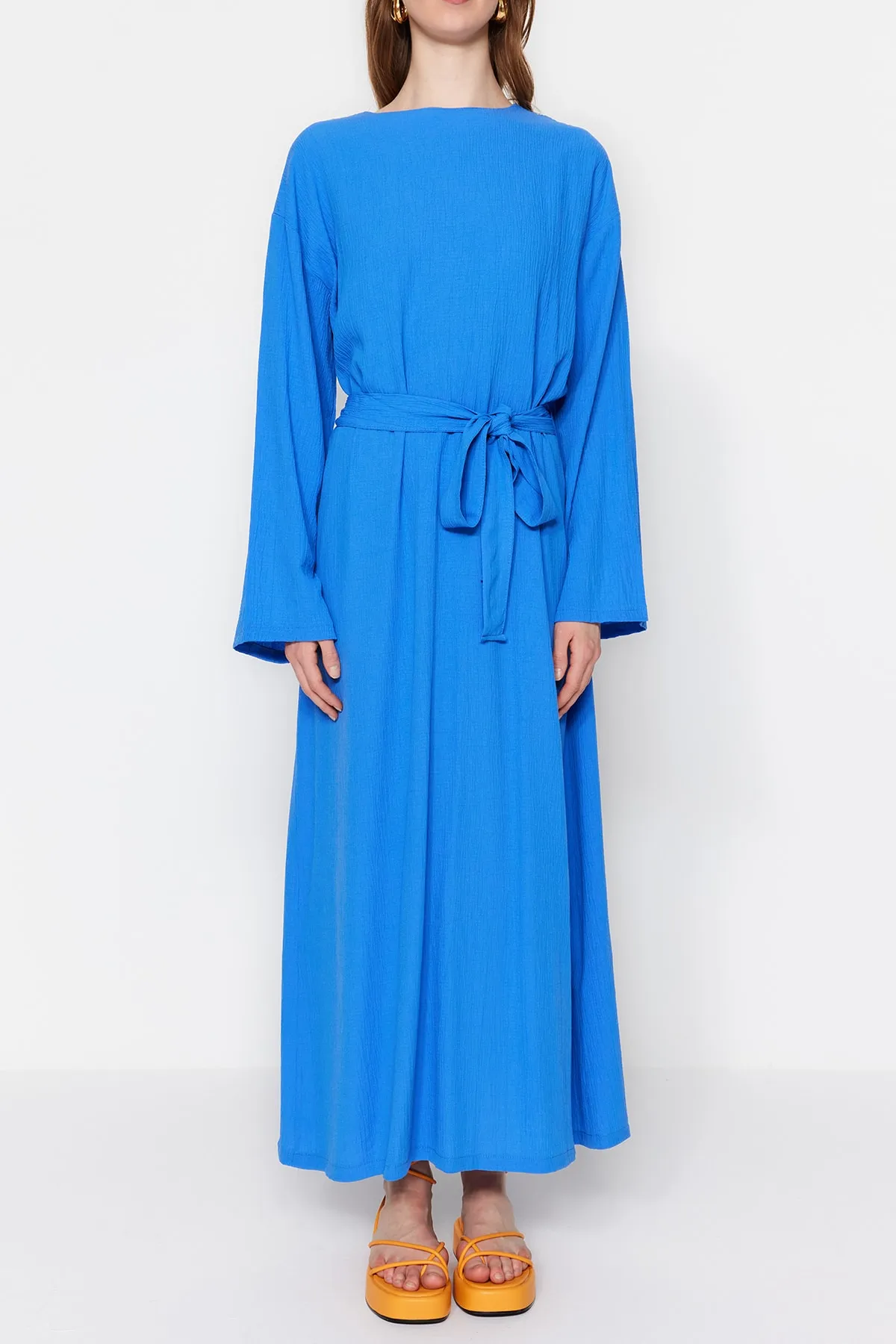 Trendyol Modest  Saks gewebtes Kleid mit Gürtel TCTSS23EB00043