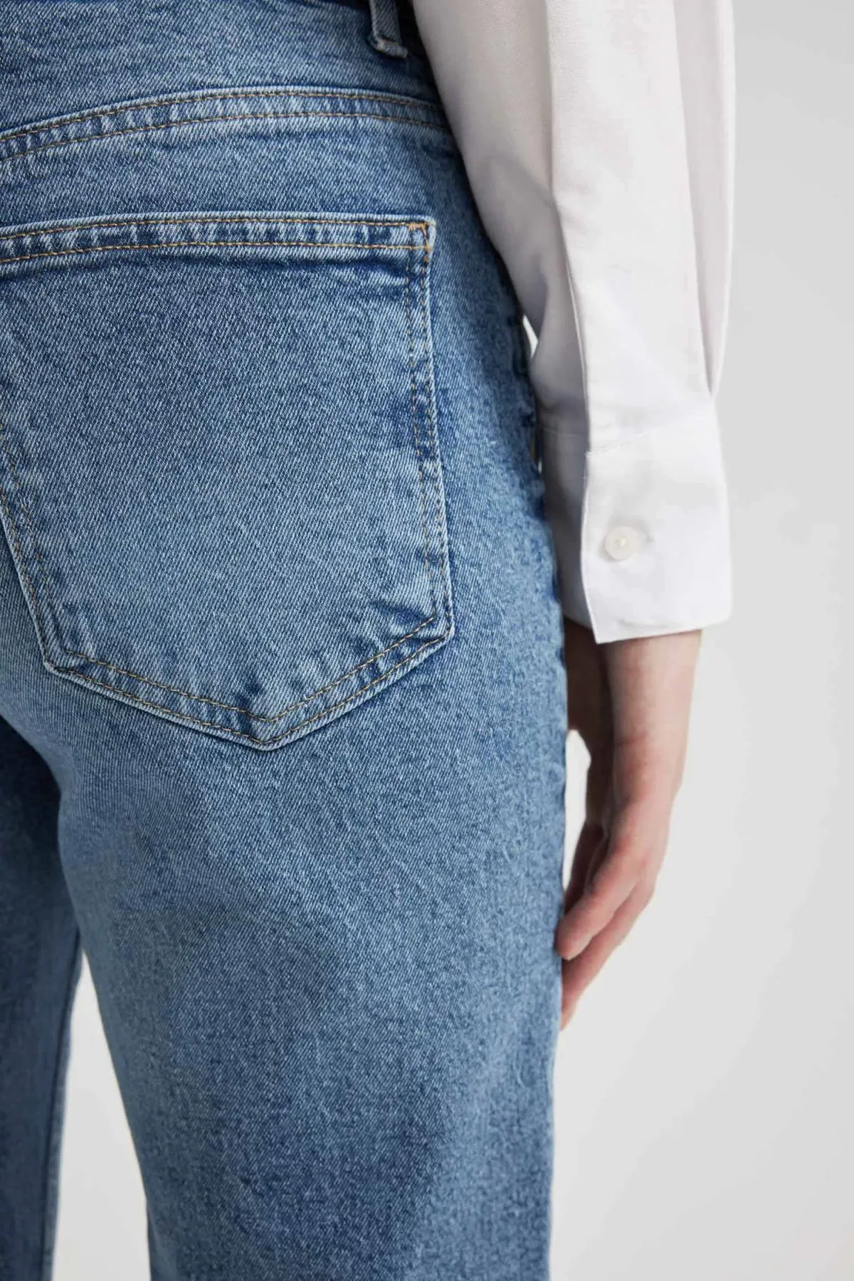 DeFacto  Lina Comfort Mom Fit Jeanshose mit hoher Taille und Knöchellänge B8845ax24sp