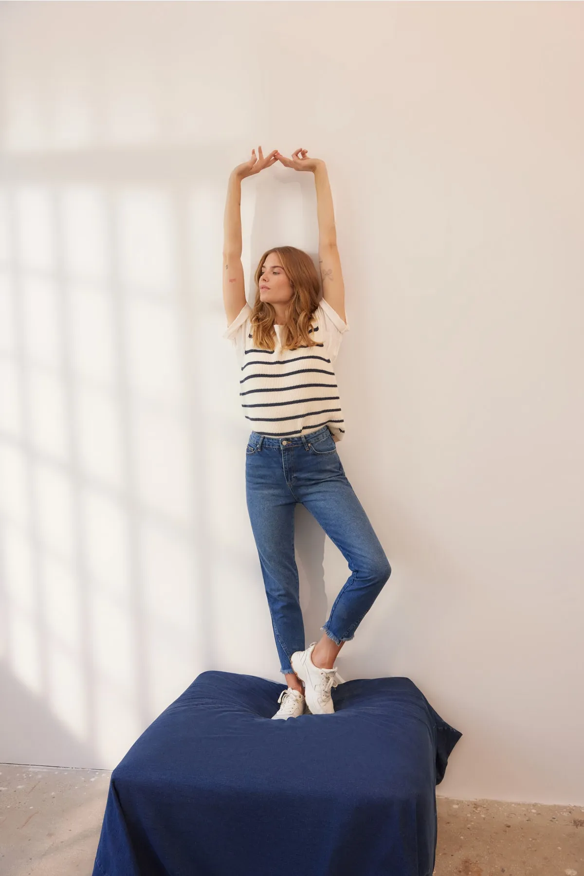 Trendyol Collection  Blaue, nachhaltigere Mom-Jeans mit hoher Taille und Beindetail TWOAW23JE00381