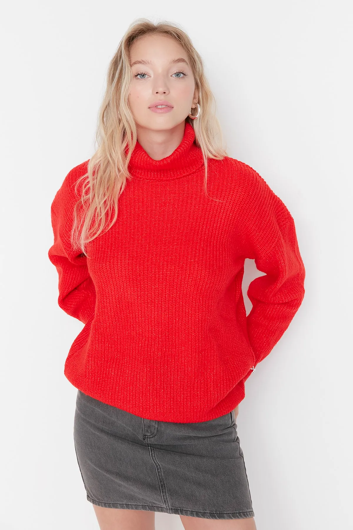 Trendyol Collection  Roter, weich strukturierter Basic-Strickpullover mit weiter Passform TWOAW23KZ00611