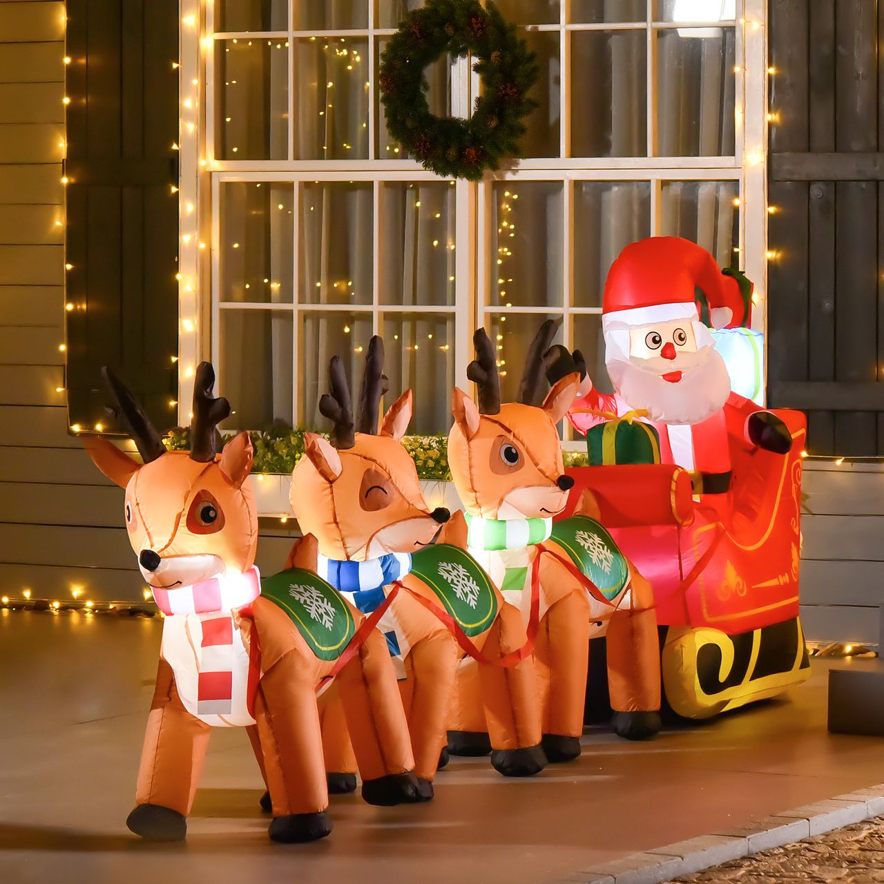 HOMCOM Aufblasbarer Weihnachtsmann auf Schlitten mit 3 Hirschen 1,3 m Weihnachtsdekoration mit Lichtern Weihnachten Gärten Dekoration automatisches Aufblasen wetterfest Polyester 319 x 59 x 132 cm