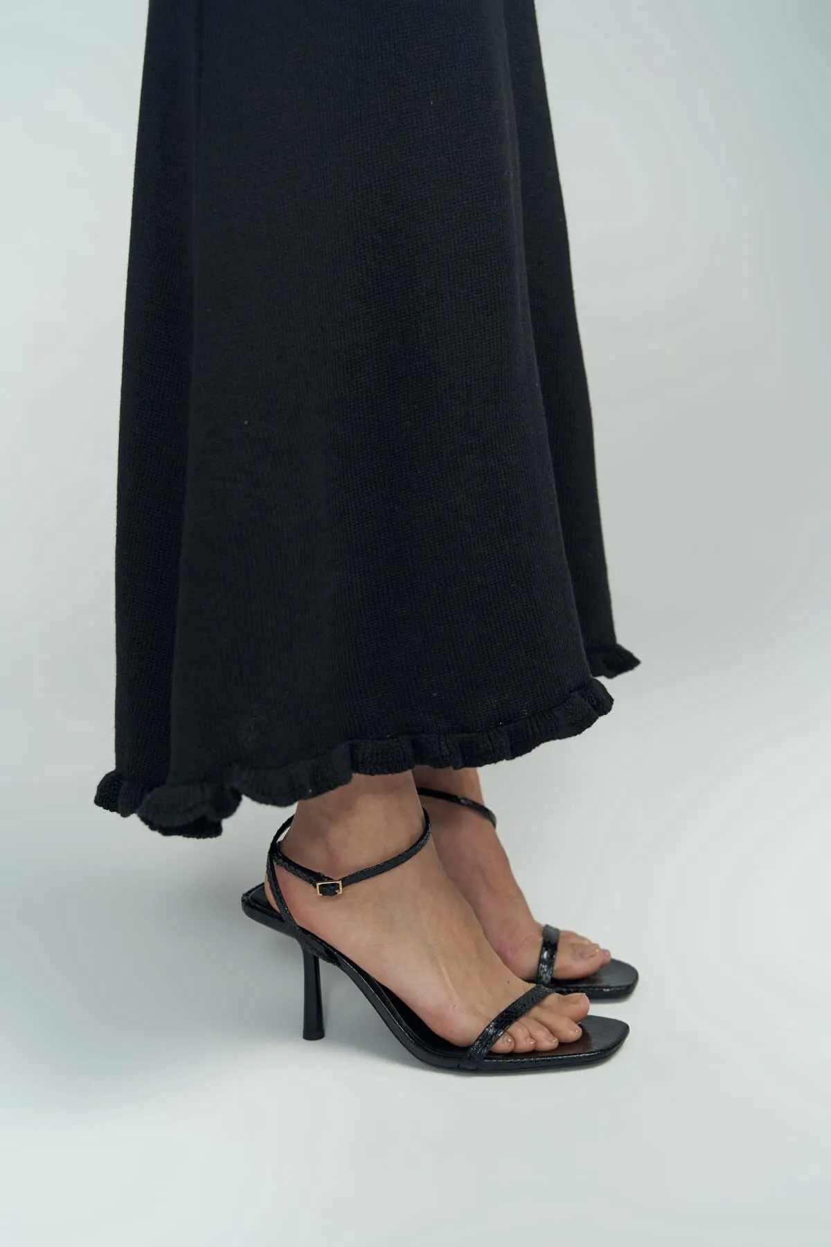 BOHEMAİ  Schwarzes Strickkleid mit tiefem Ausschnitt „Angela Back“