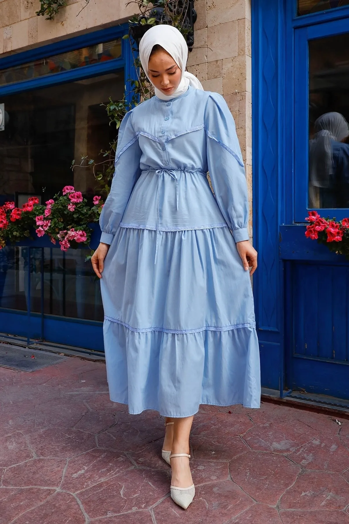 InStyle  Guipure-Detailliertes Hijab-Kleid mit Ballonärmeln – Babyblau