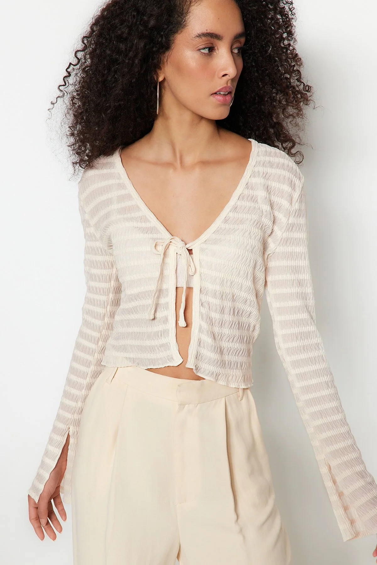 Trendyol Collection  Ecru Premium-Strickbluse mit strukturiertem V-Ausschnitt und dehnbarer Schleife zum Binden, detailliert TWOSS23BZ00796