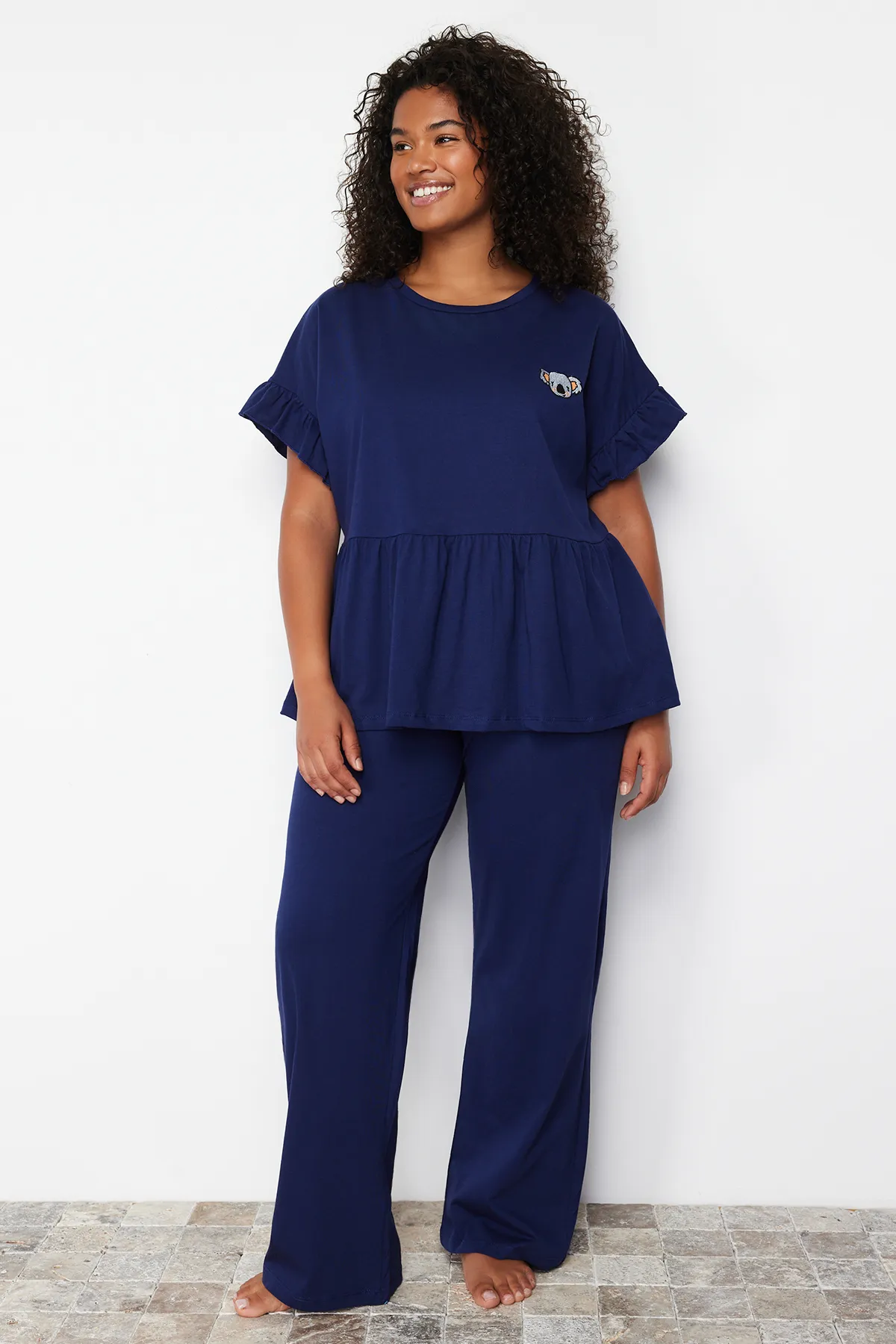 Trendyol Curve  Marineblaues Pyjama-Set aus Strick mit besticktem Volant TBBSS22PT0565