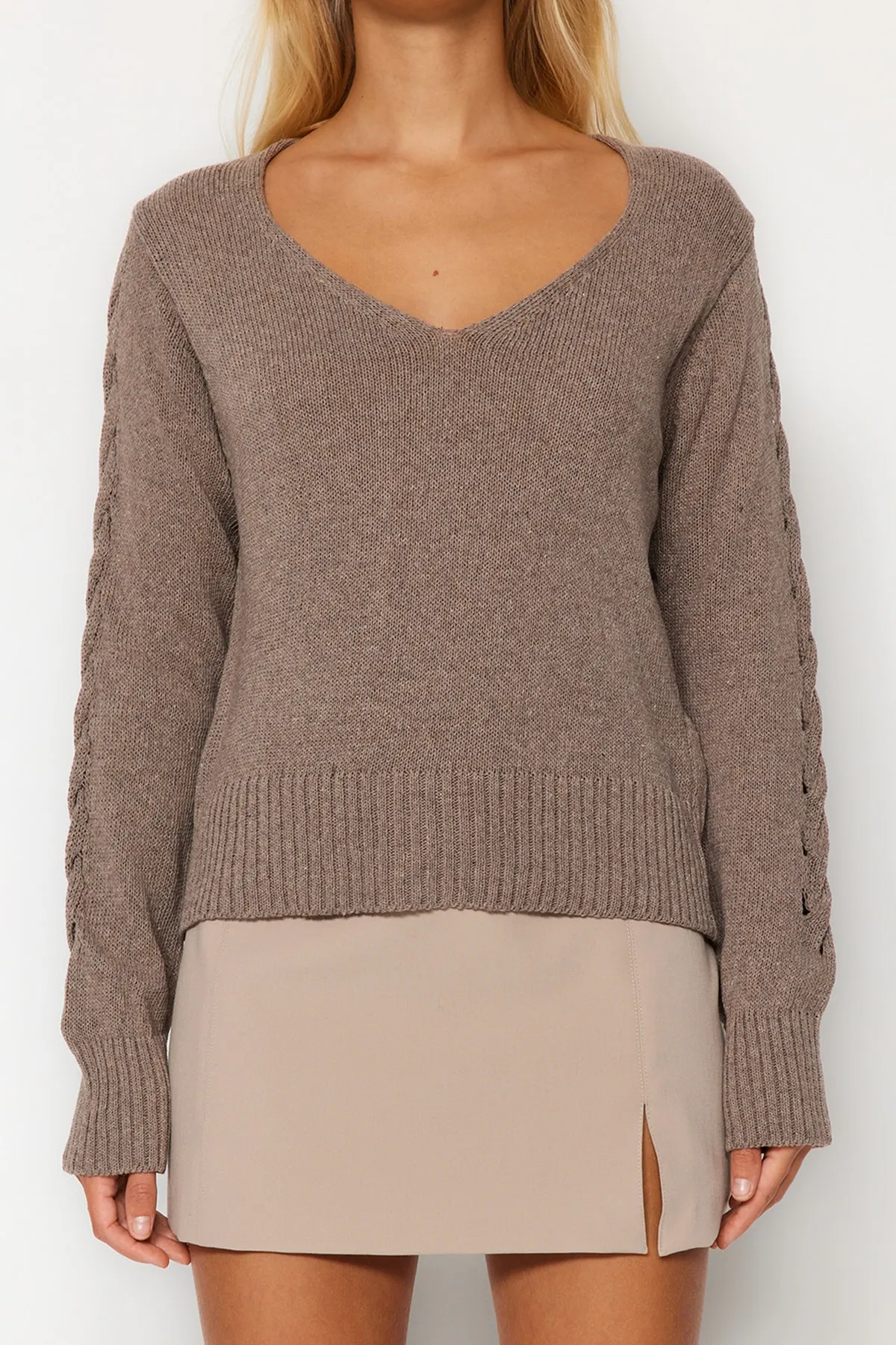 Trendyol Collection  Nerzfarbener Strickpullover mit durchbrochenem V-Ausschnitt TWOAW24KZ01217