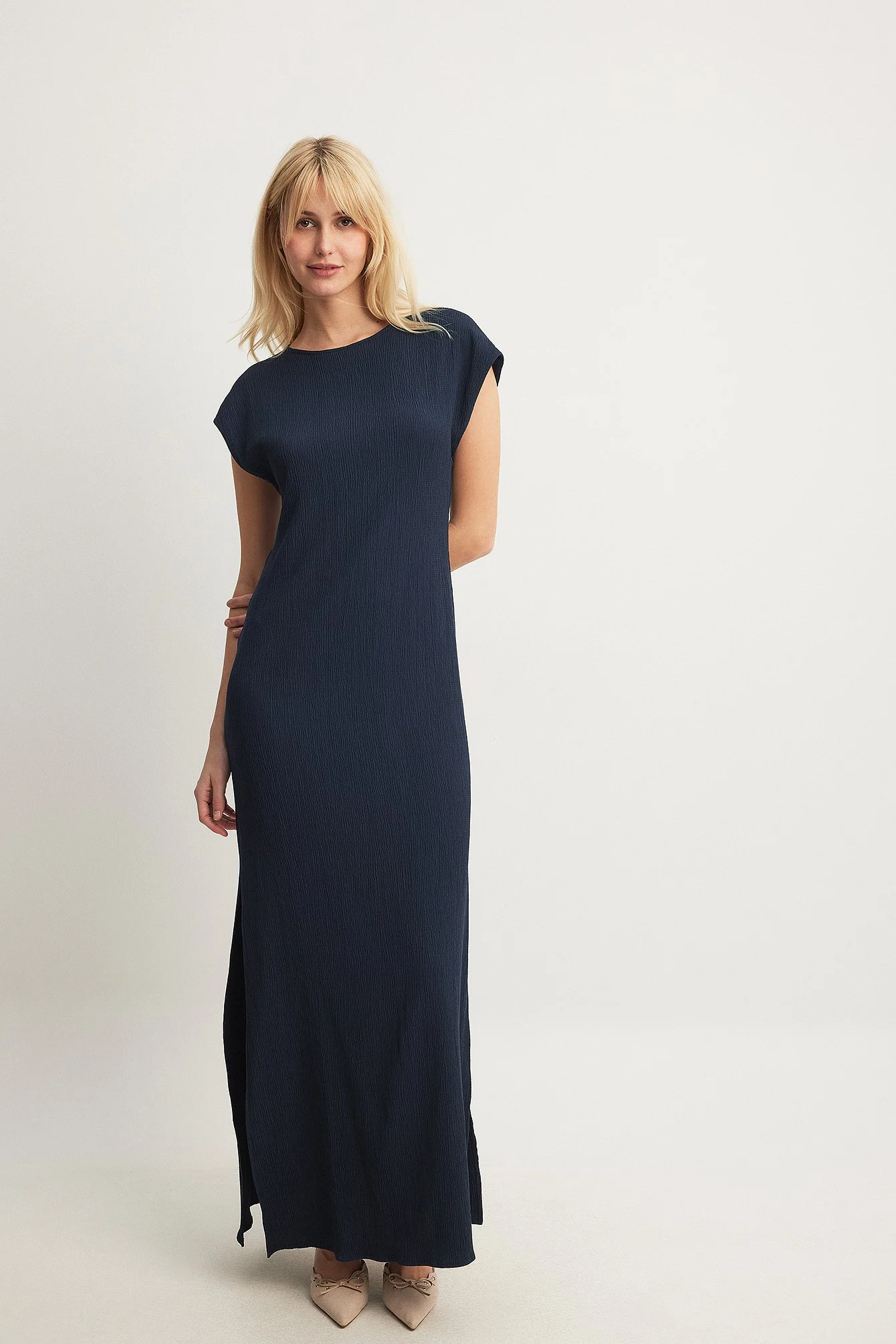 Hochgeschlitztes Maxikleid im Knitter-Look