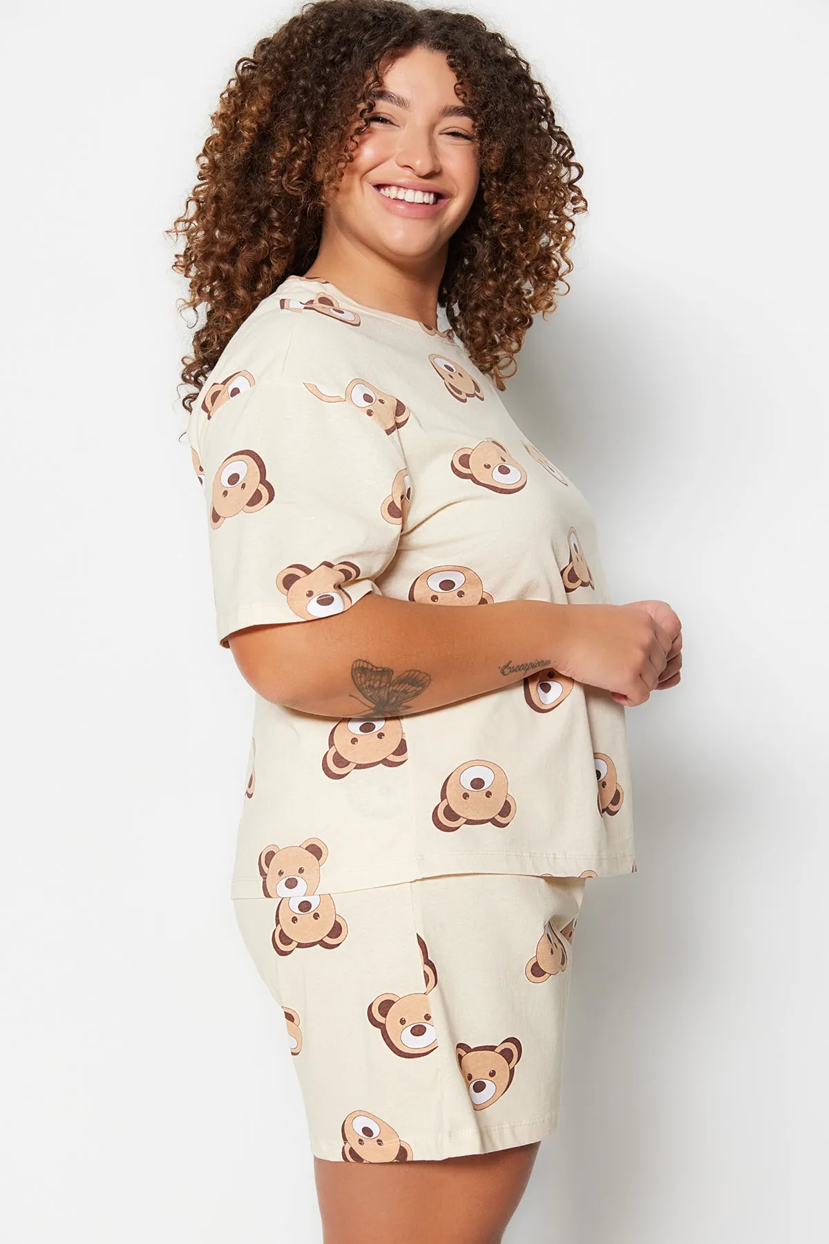 Trendyol Curve  Ecrufarbenes Pyjama-Set aus Baumwollstrick mit Teddybär-Aufdruck TBBSS23AI00022