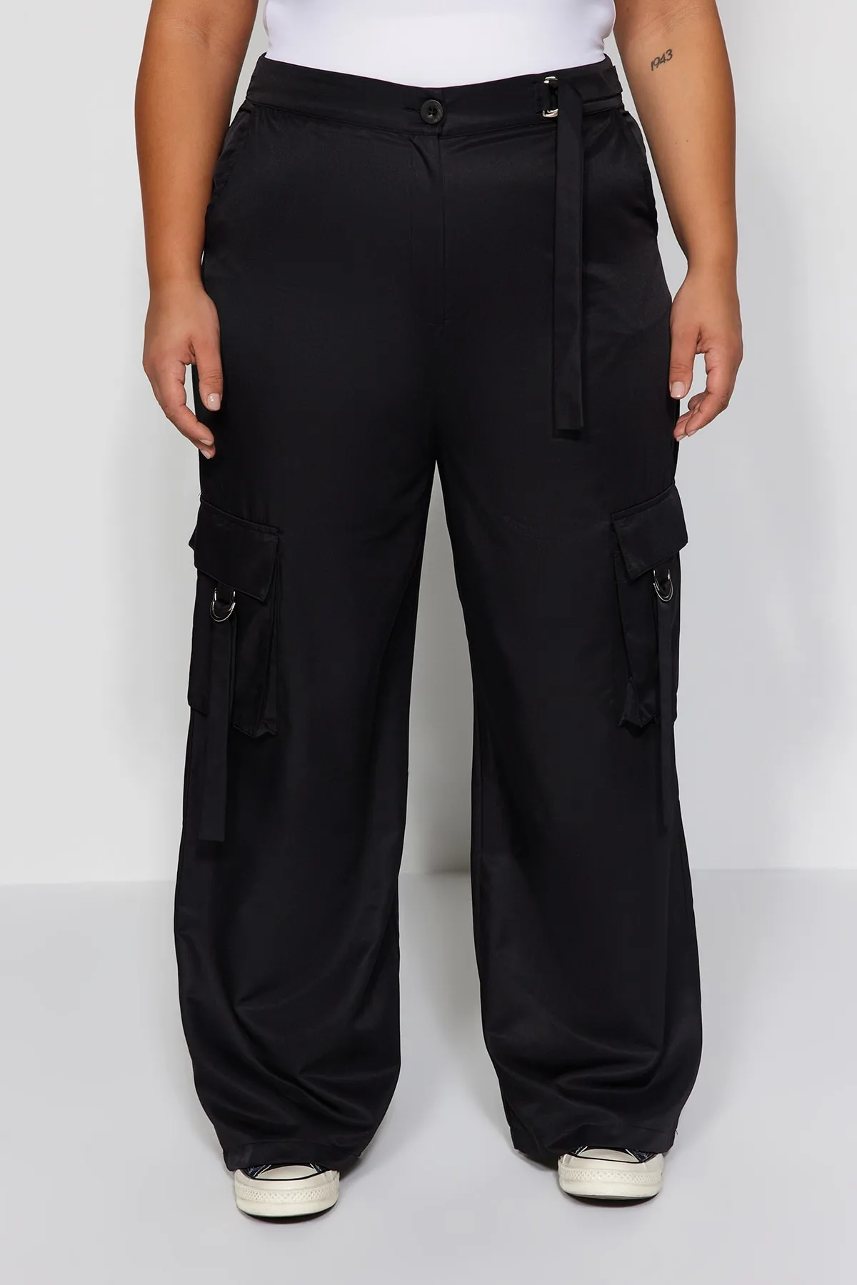 Trendyol Curve  Schwarze Fallschirm-Webhose mit weitem Bein TBBAW24AR00010