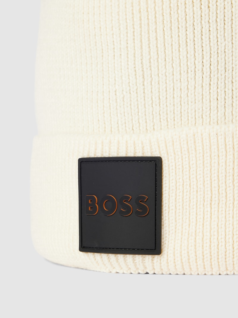 Beanie mit Label-Detail Modell 'Foxxy' in offwhite