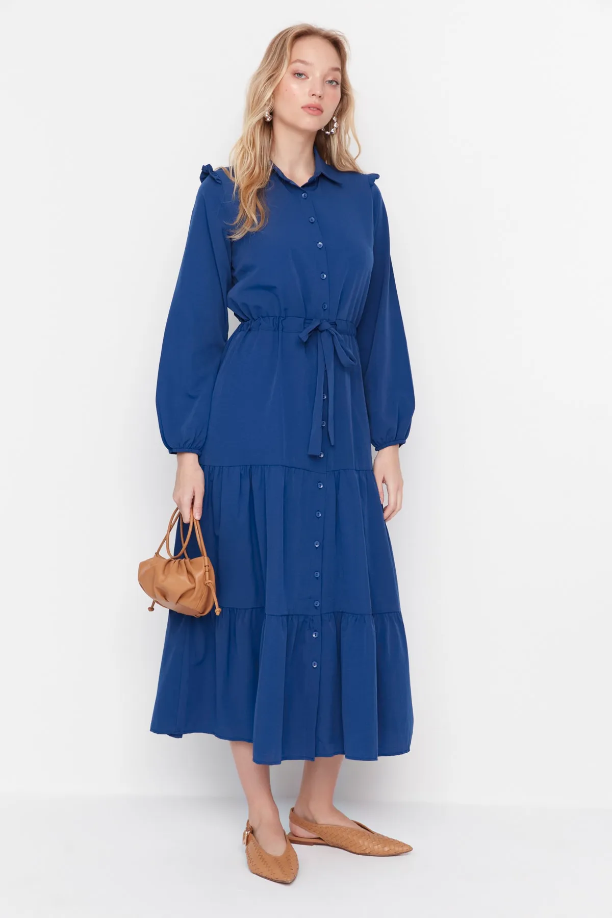 Trendyol Modest  Marineblaues gewebtes Kleid mit Hemdkragen, Schulterdetail und Schnürung in der Taille TCTSS21EL3472