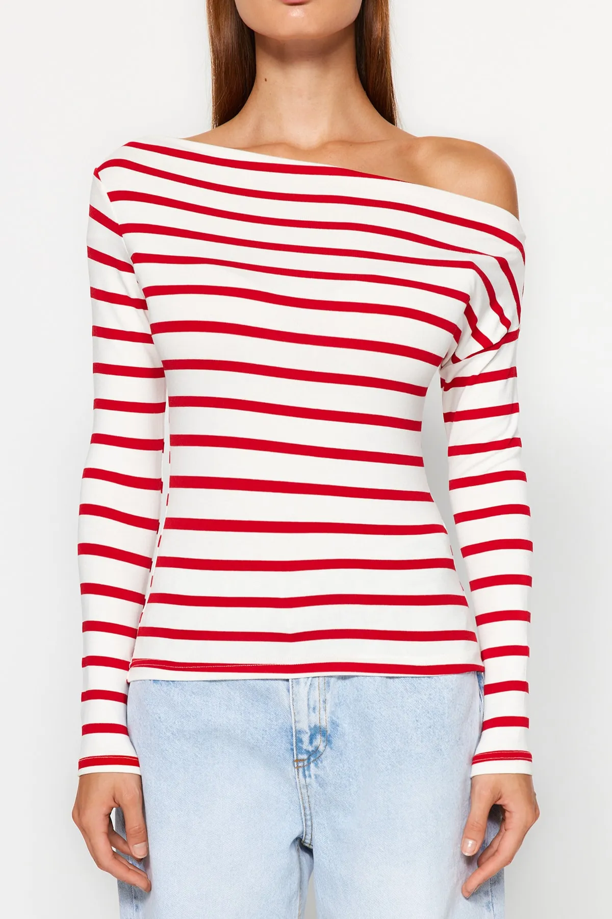 Trendyol Collection  Rot gestreifte, taillierte Strickbluse aus hochwertigem, weichem Stoff mit U-Boot-Ausschnitt TWOAW24BZ00227