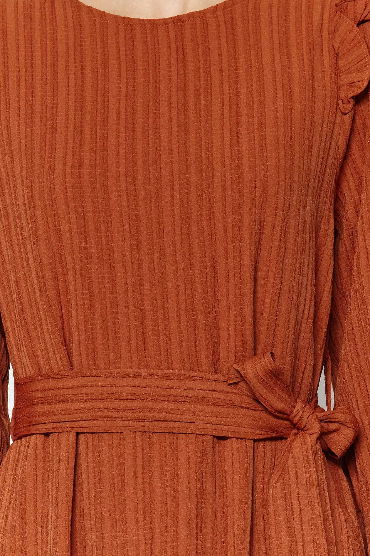 Trendyol Modest  Zimtfarbenes Kleid aus Viskose-Mischgewebe mit Gürtel, Rüschen an den Schultern und Volant-Futter TCTSS23EB00290