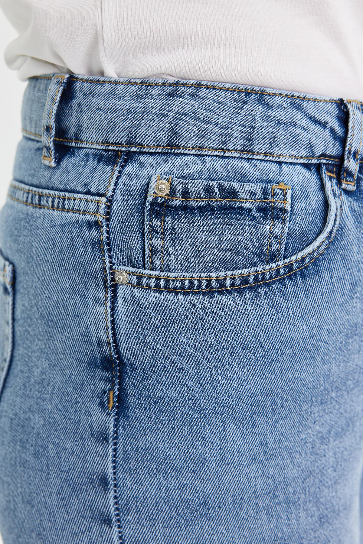 Trendyol Curve  Hellblaue High-Bel-Mom-Jeans TBBAW24CJ00075