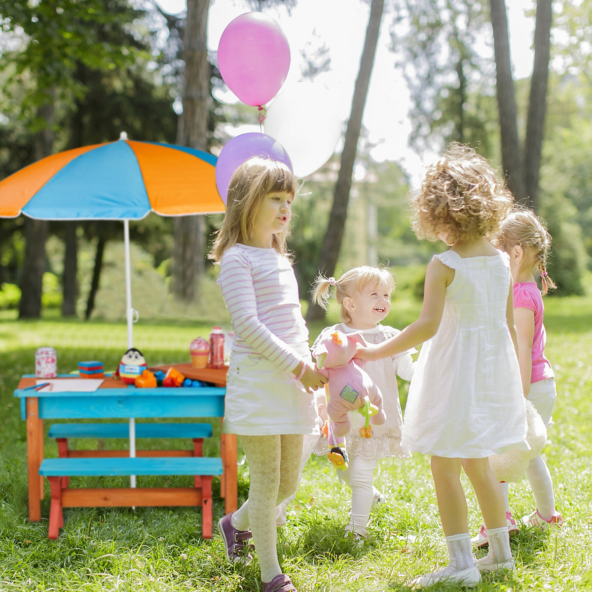 Kindersitzgruppe Garten mit Sonnenschirm